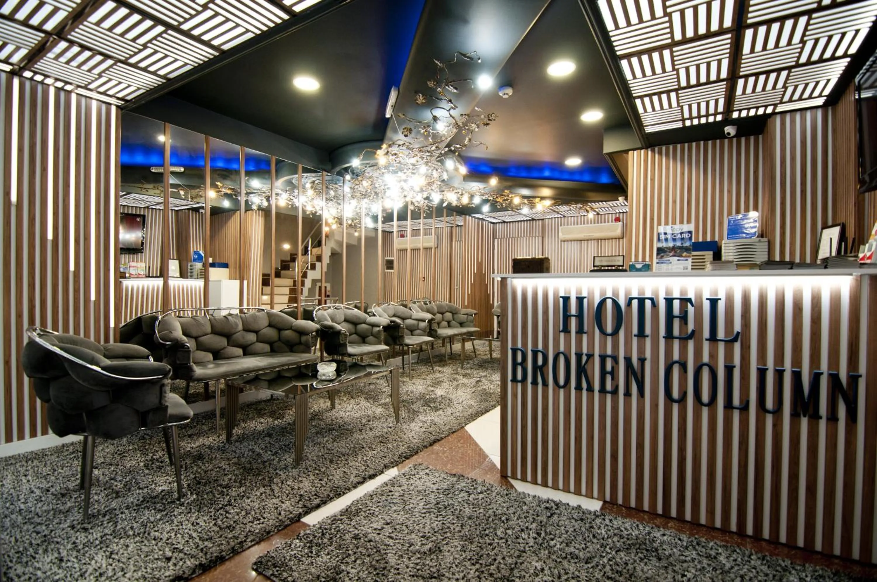 Lobby or reception in Hotel Broken Column