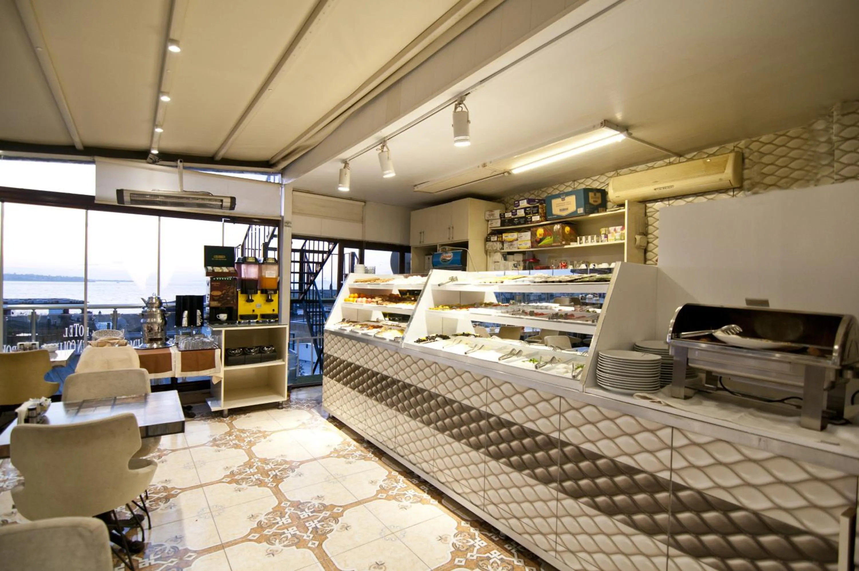 Restaurant/places to eat in Hotel Broken Column