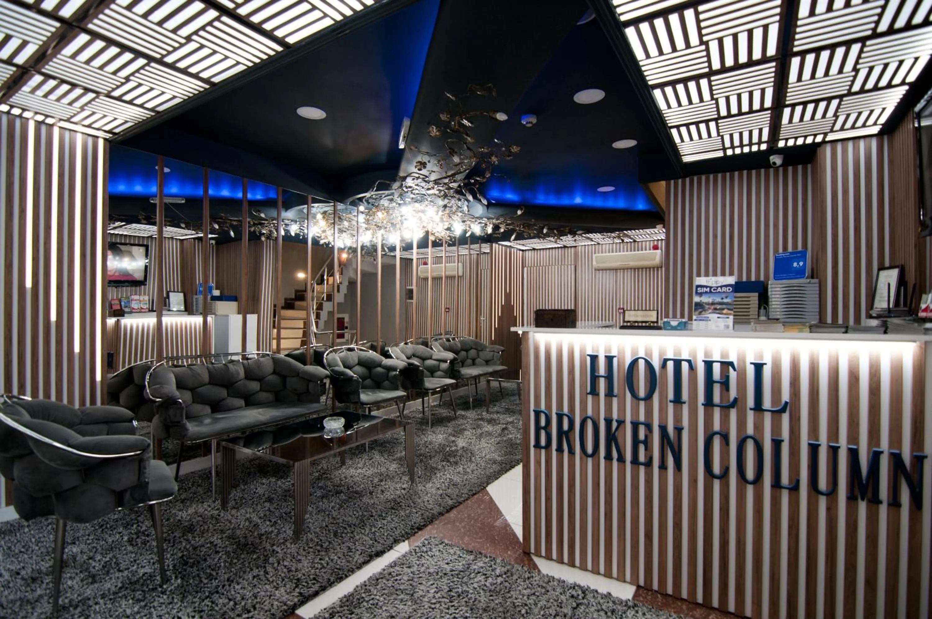 Lobby or reception in Hotel Broken Column