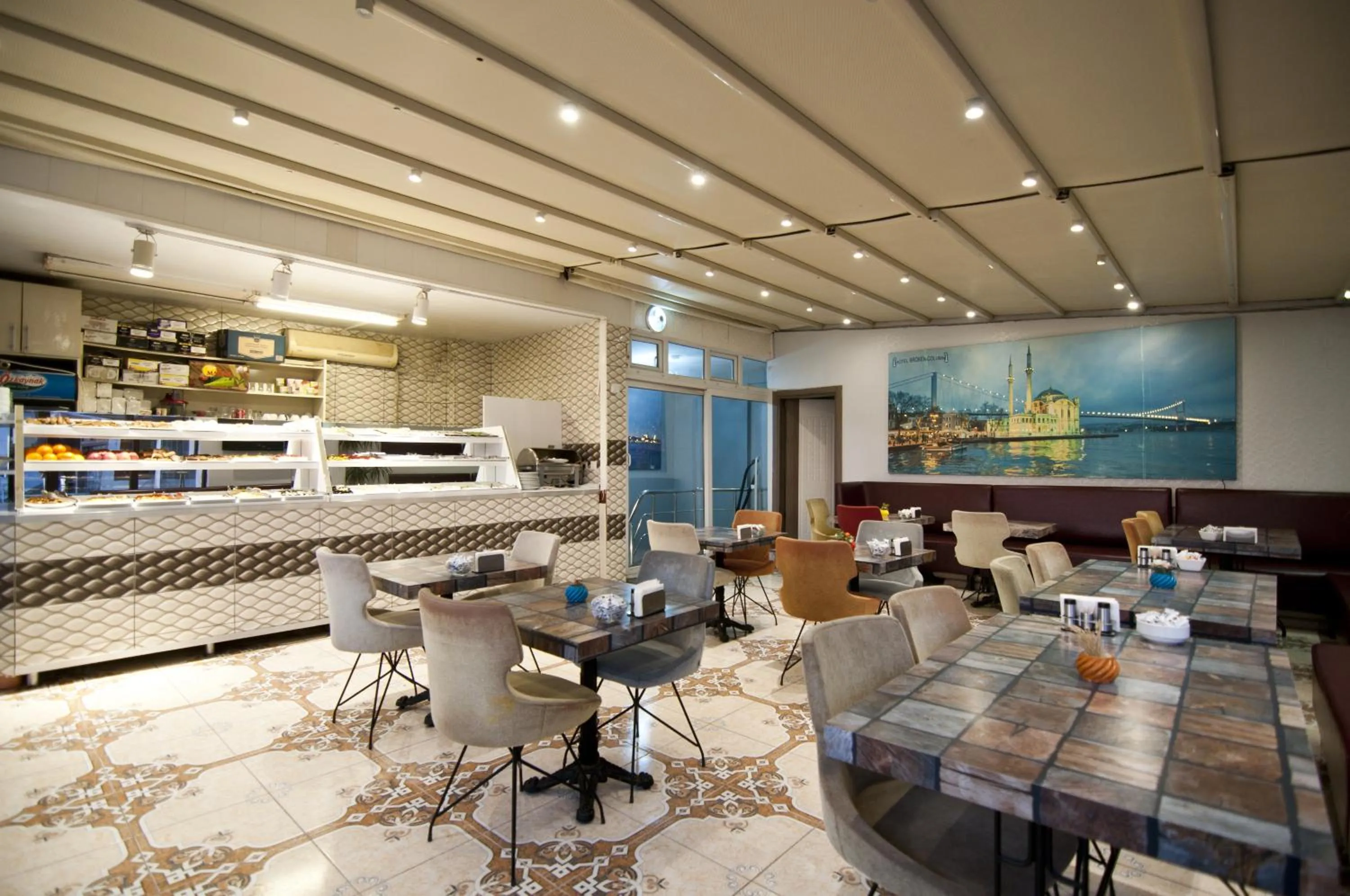 Restaurant/places to eat in Hotel Broken Column