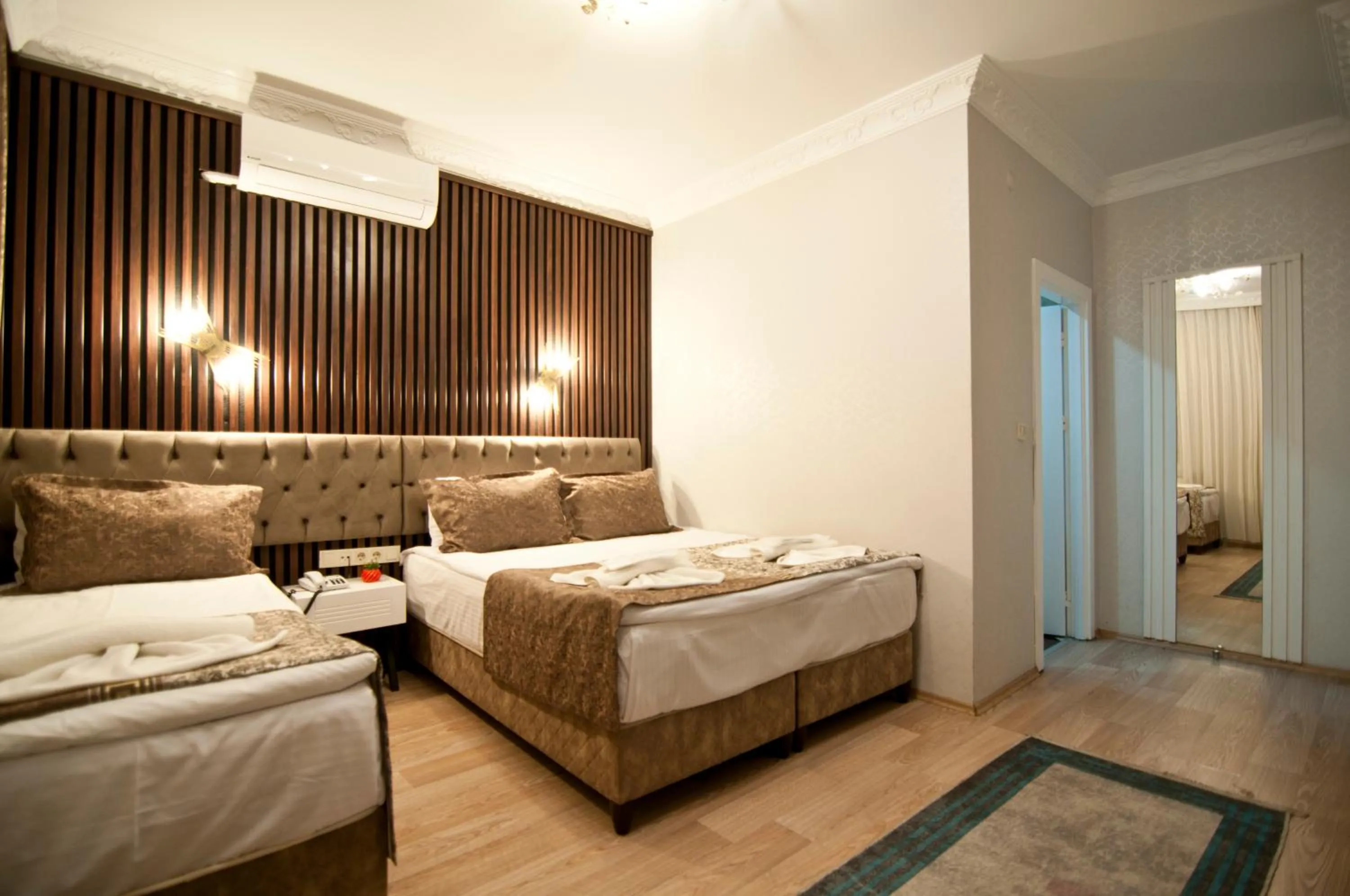 Photo of the whole room, Bed in Hotel Broken Column