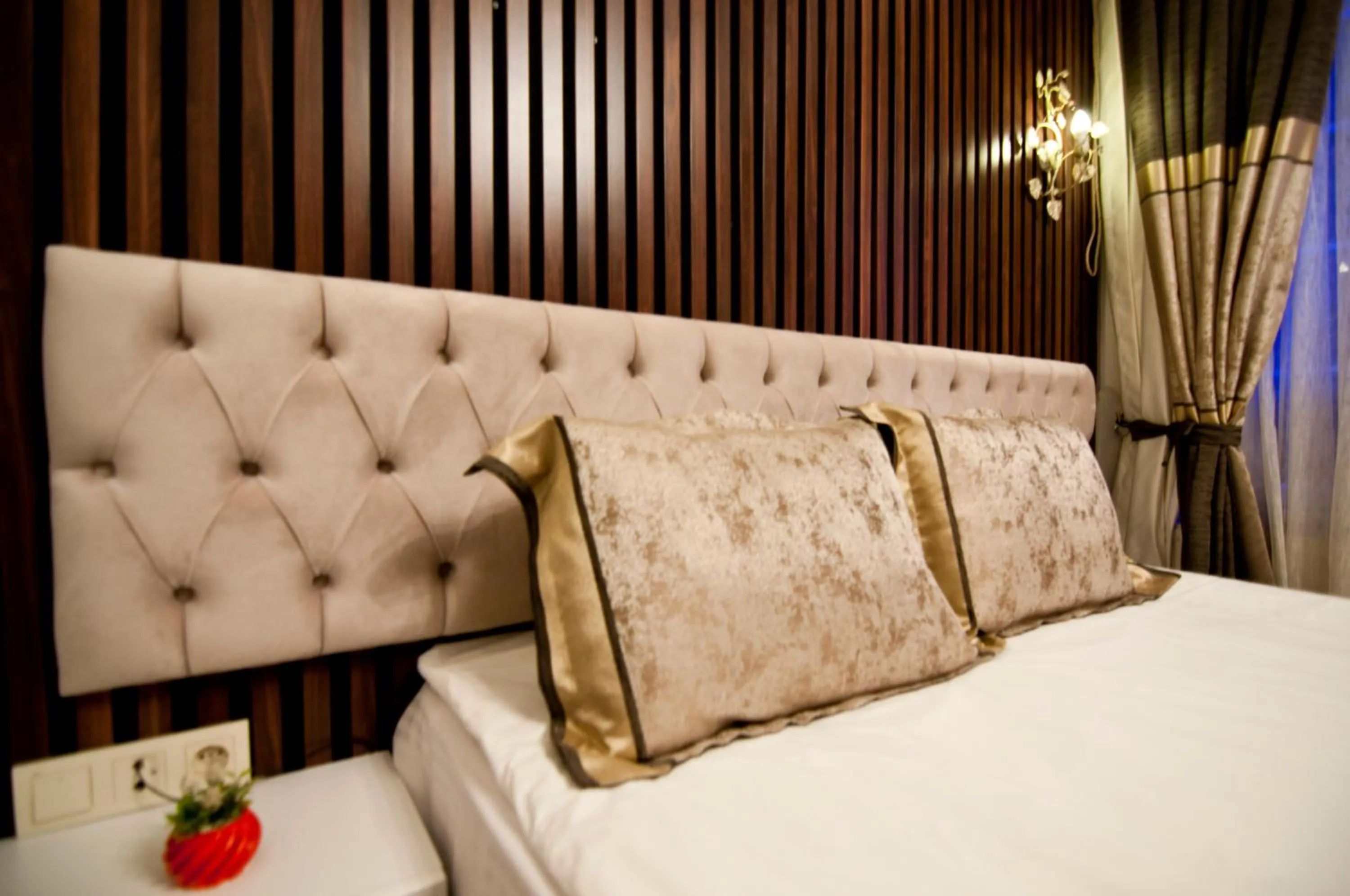 Photo of the whole room, Bed in Hotel Broken Column