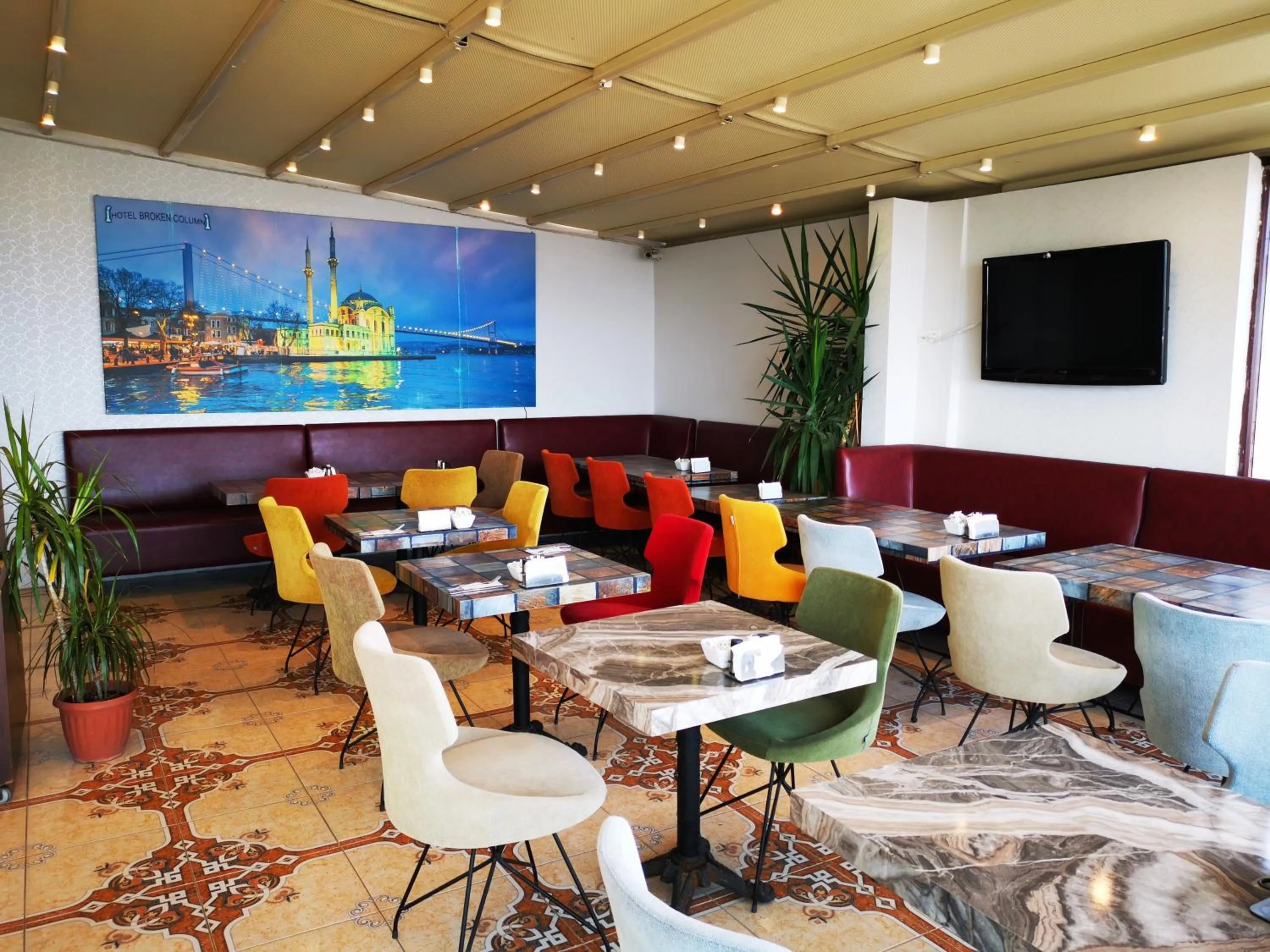 Restaurant/places to eat in Hotel Broken Column