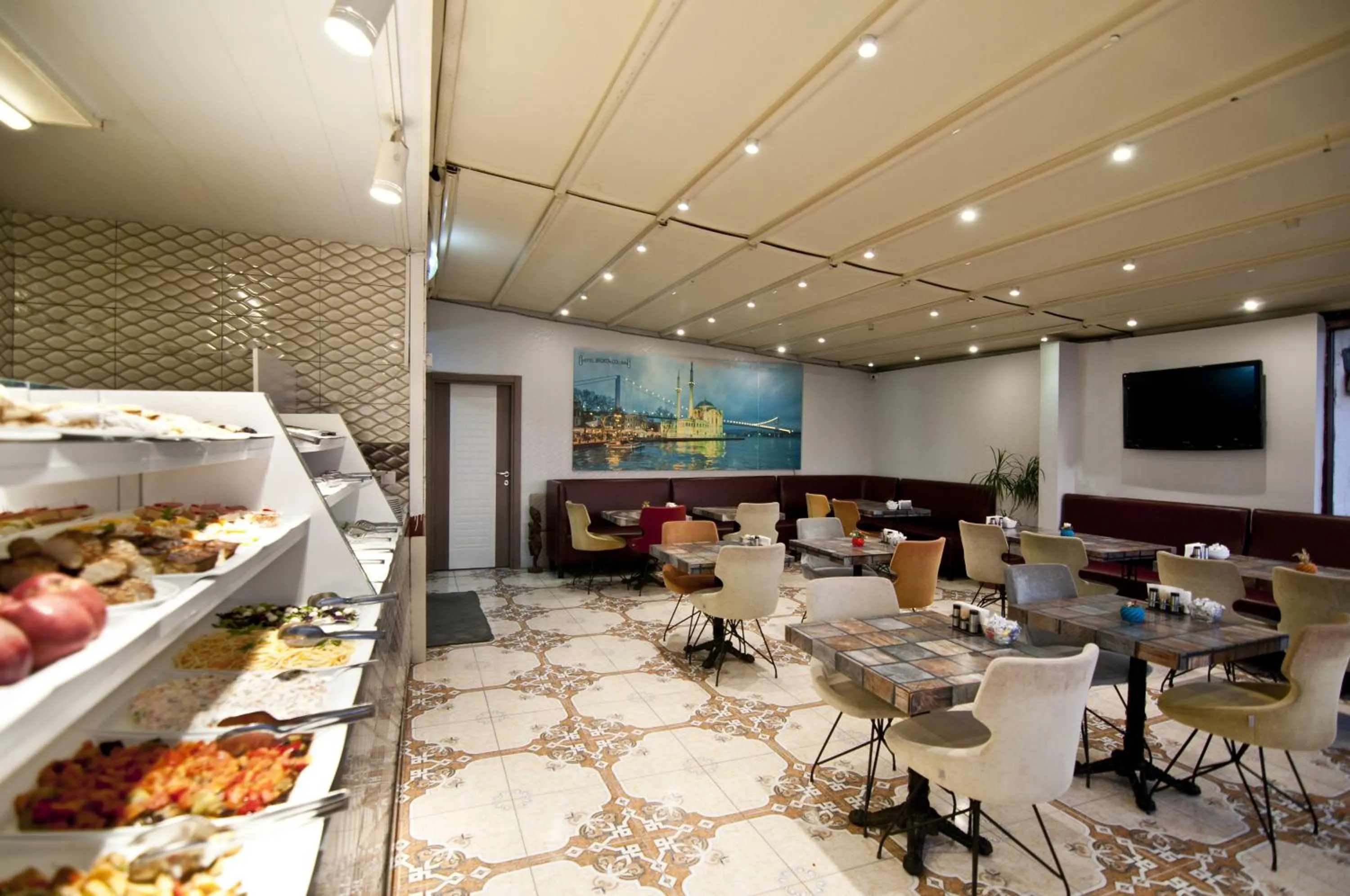 Restaurant/places to eat in Hotel Broken Column