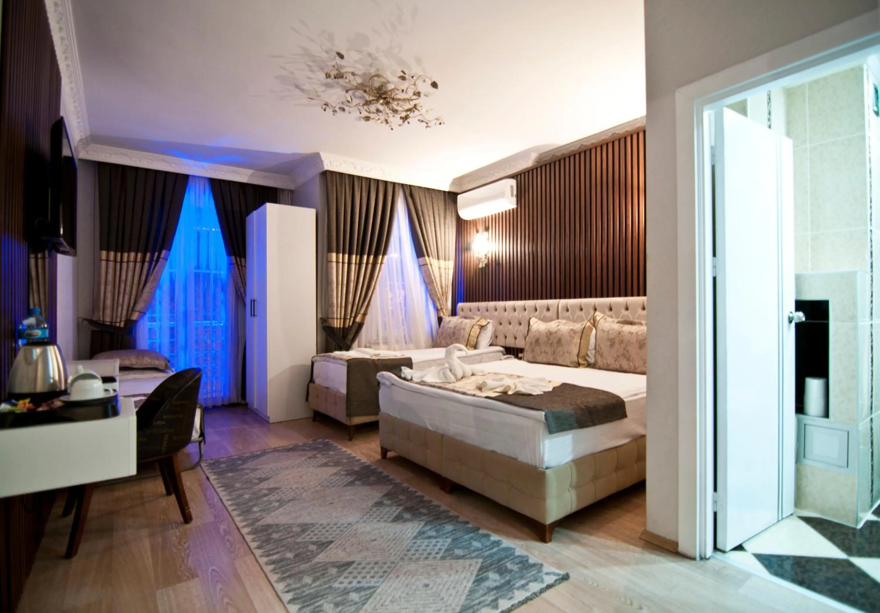 Photo of the whole room, Bed in Hotel Broken Column