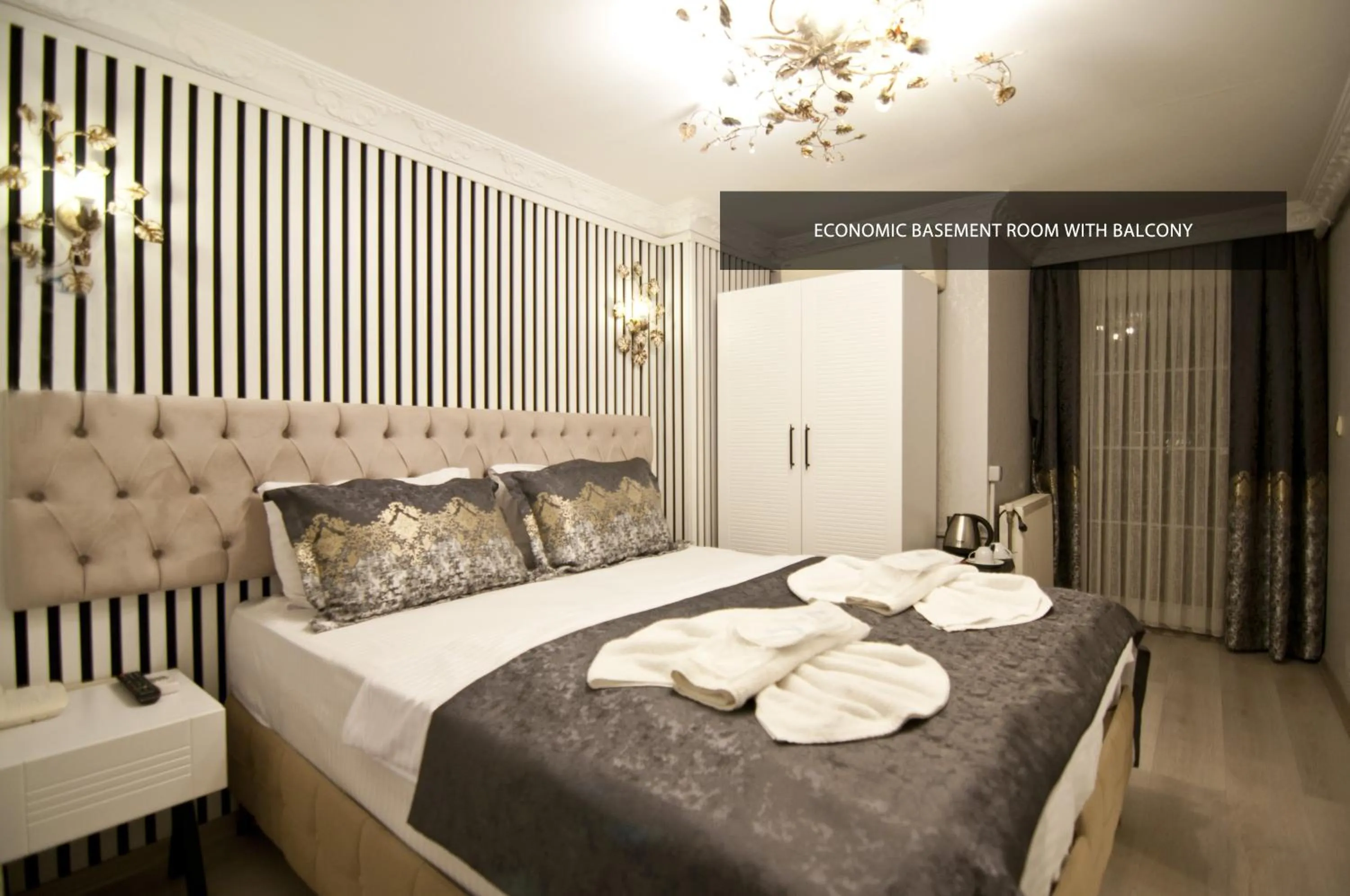 Photo of the whole room, Bed in Hotel Broken Column