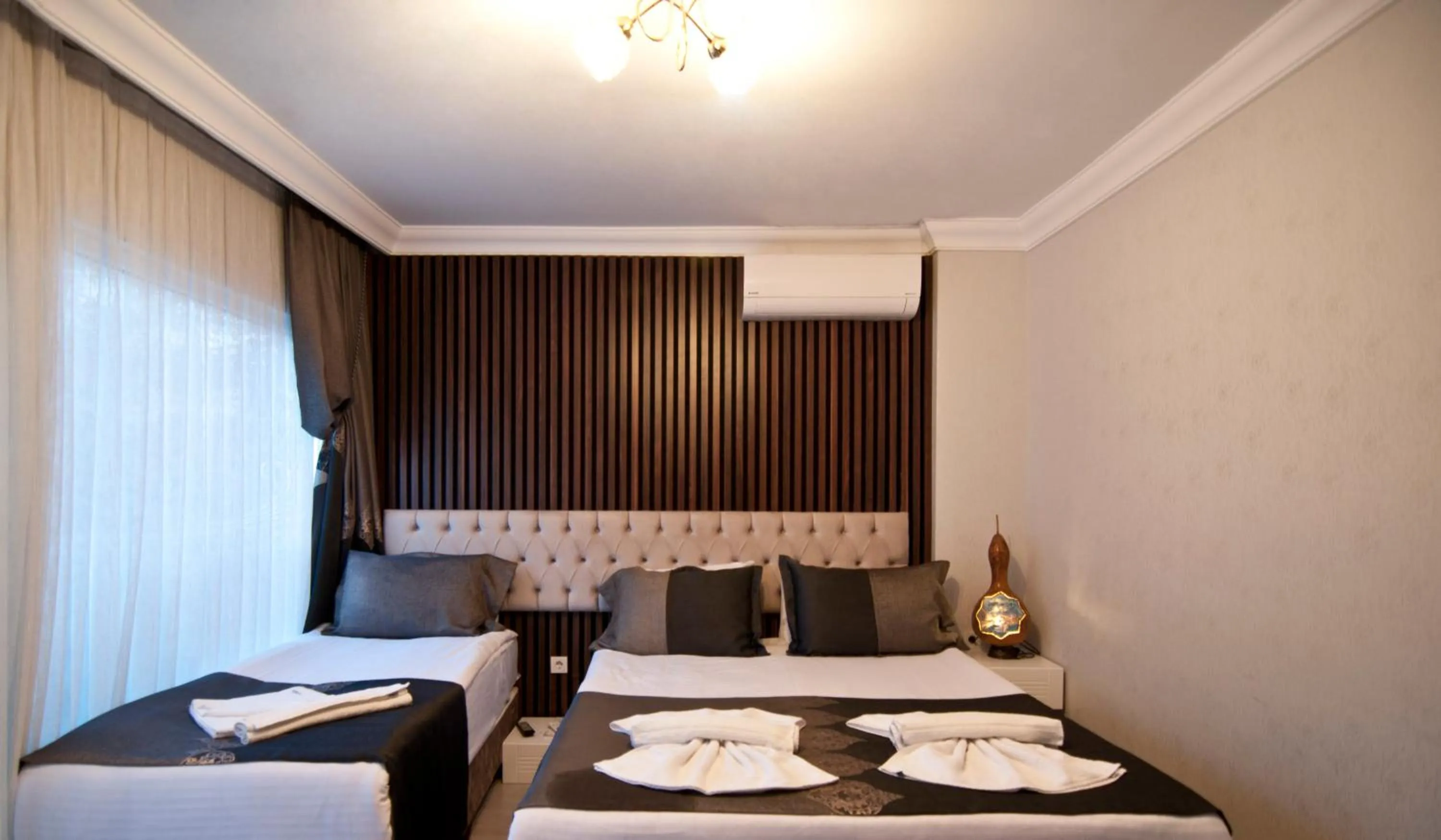 Photo of the whole room, Bed in Hotel Broken Column