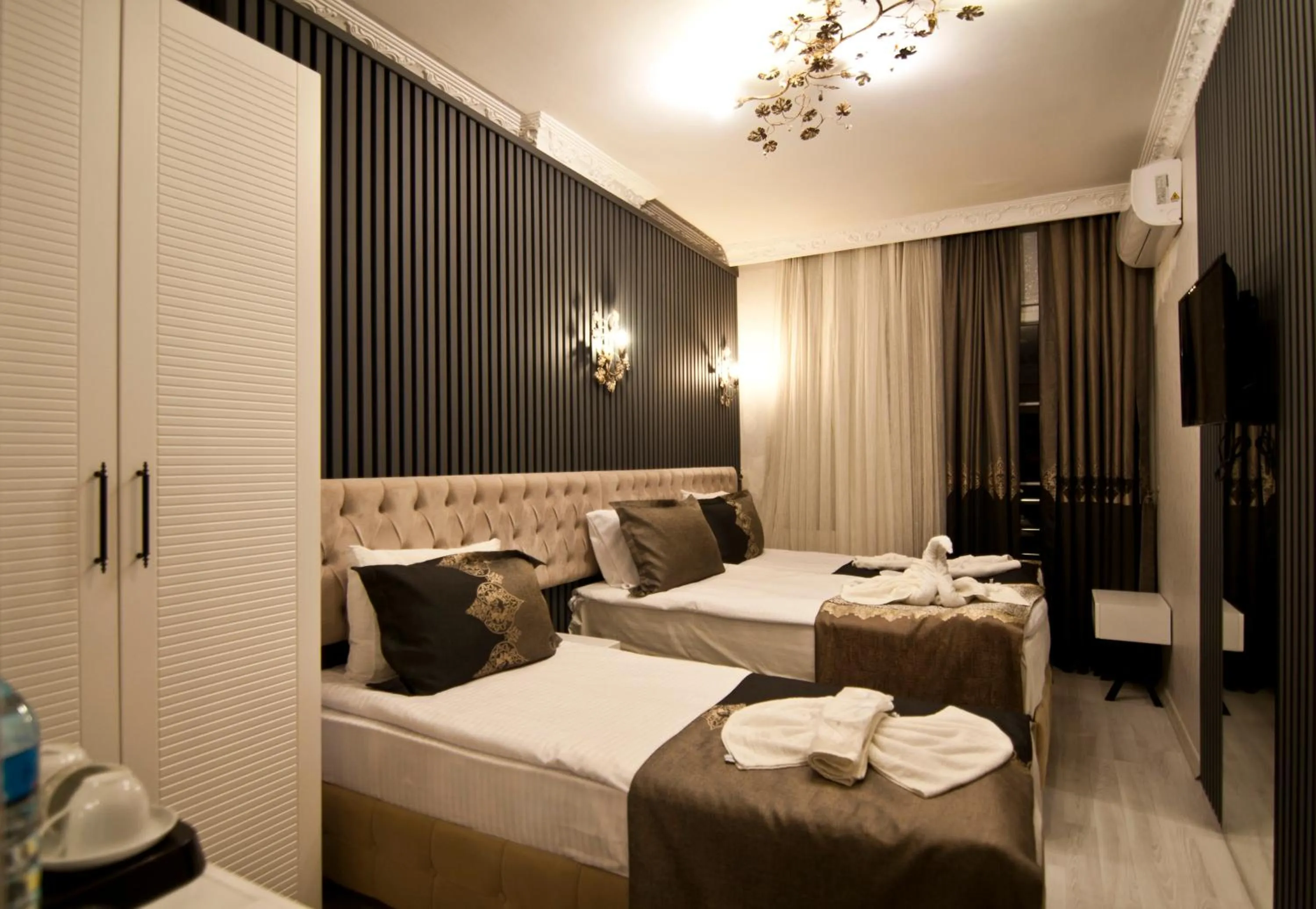 Photo of the whole room, Bed in Hotel Broken Column