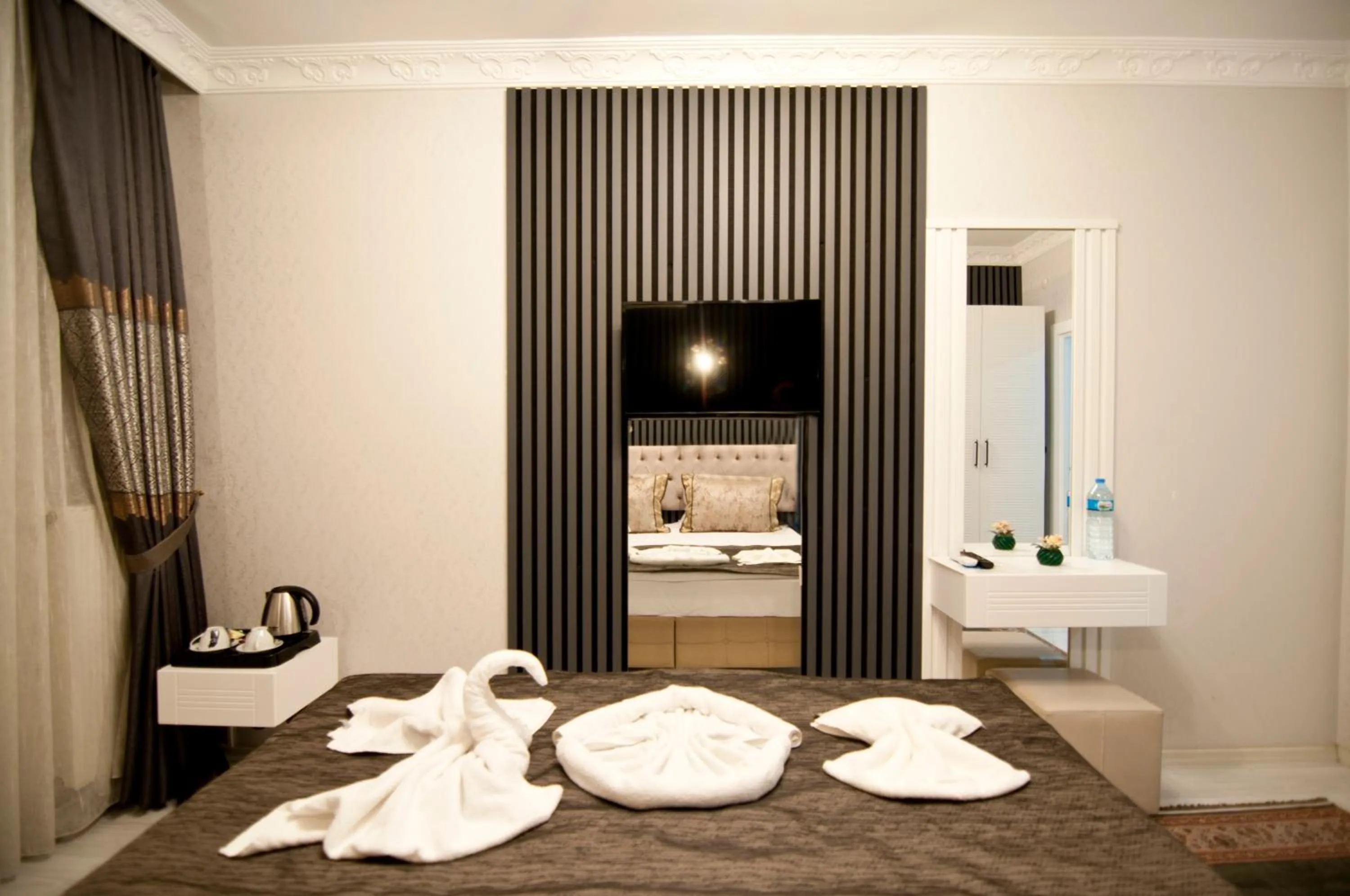 Photo of the whole room in Hotel Broken Column