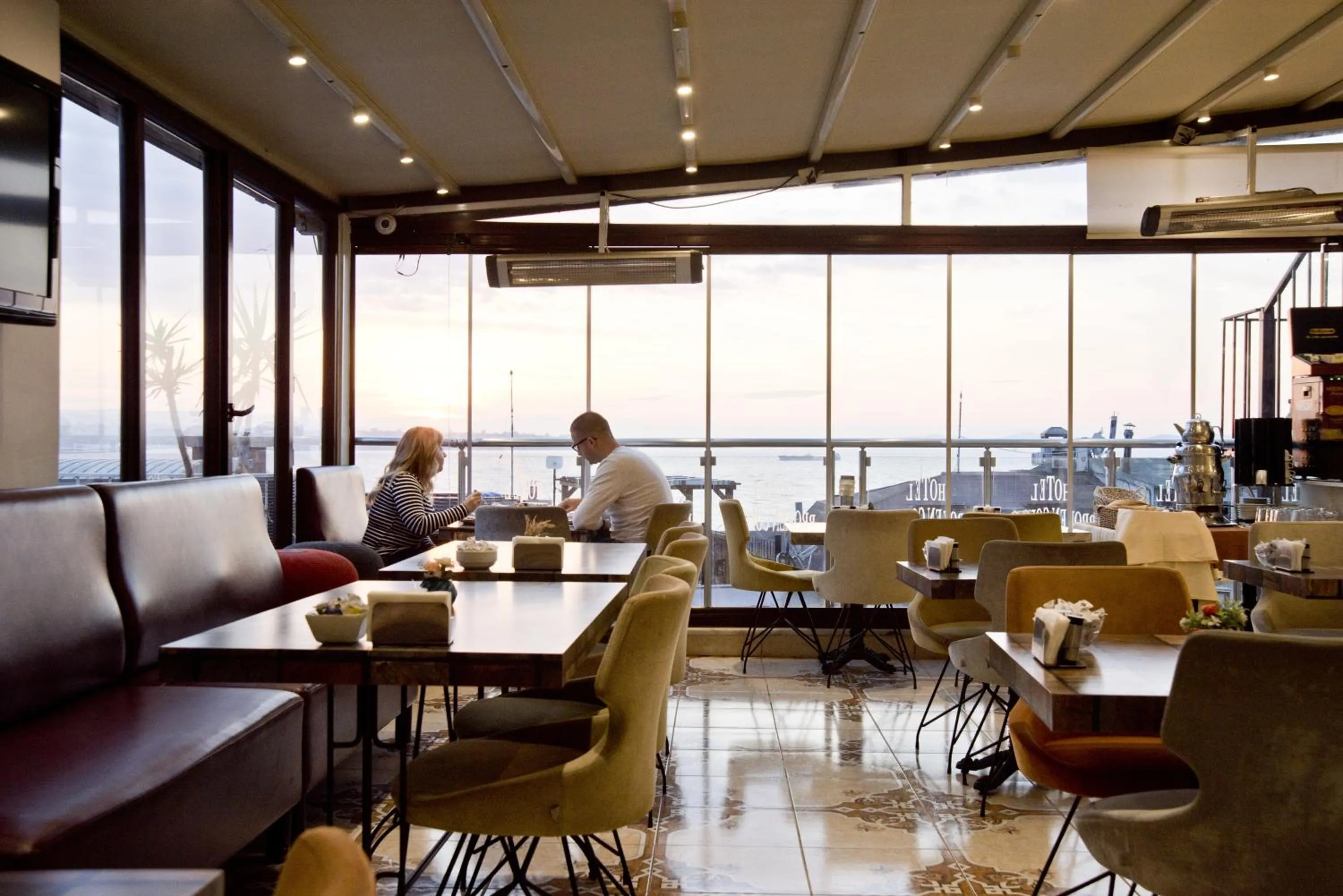 Breakfast in Hotel Broken Column