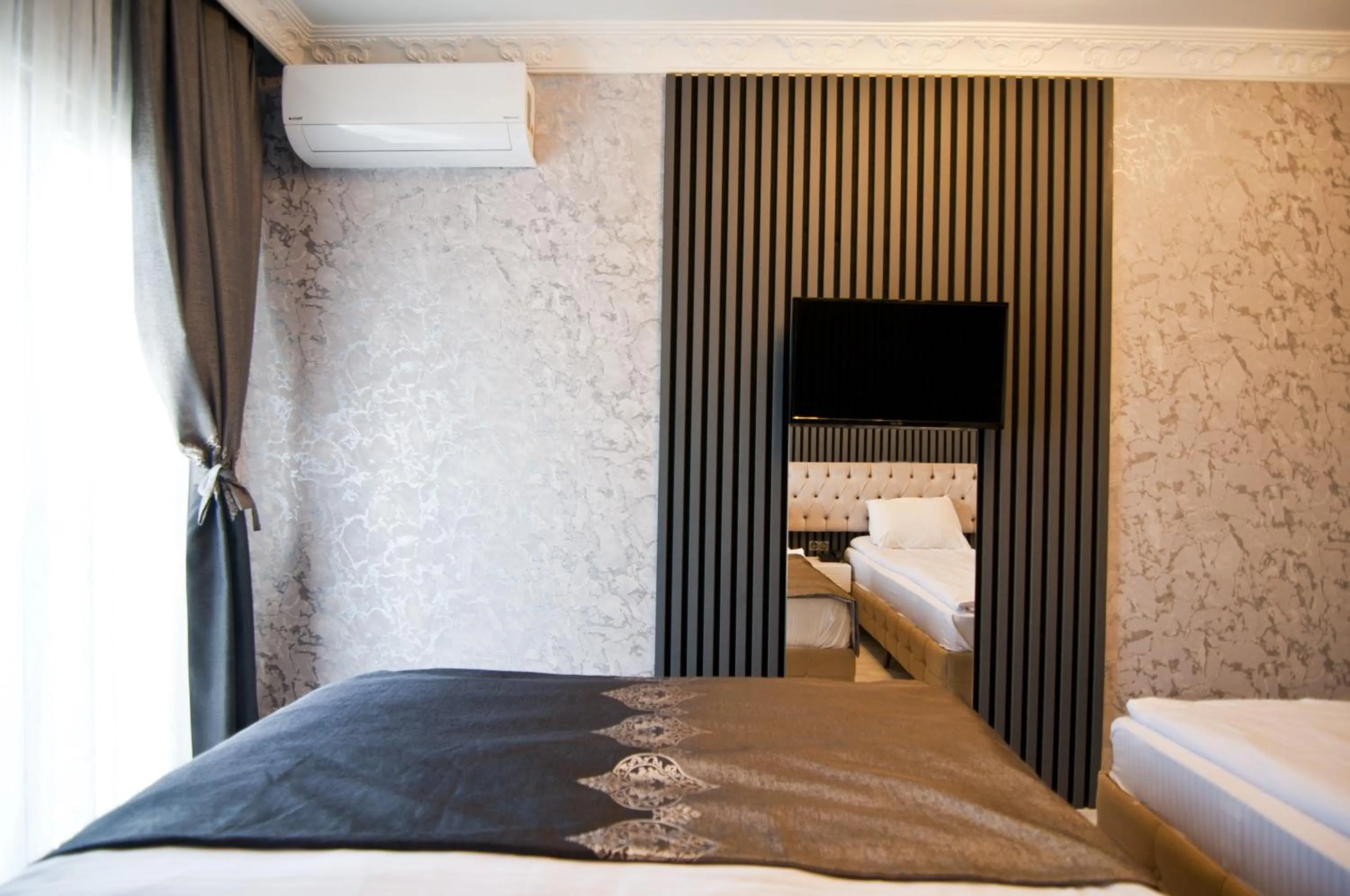 Bedroom, Bed in Hotel Broken Column