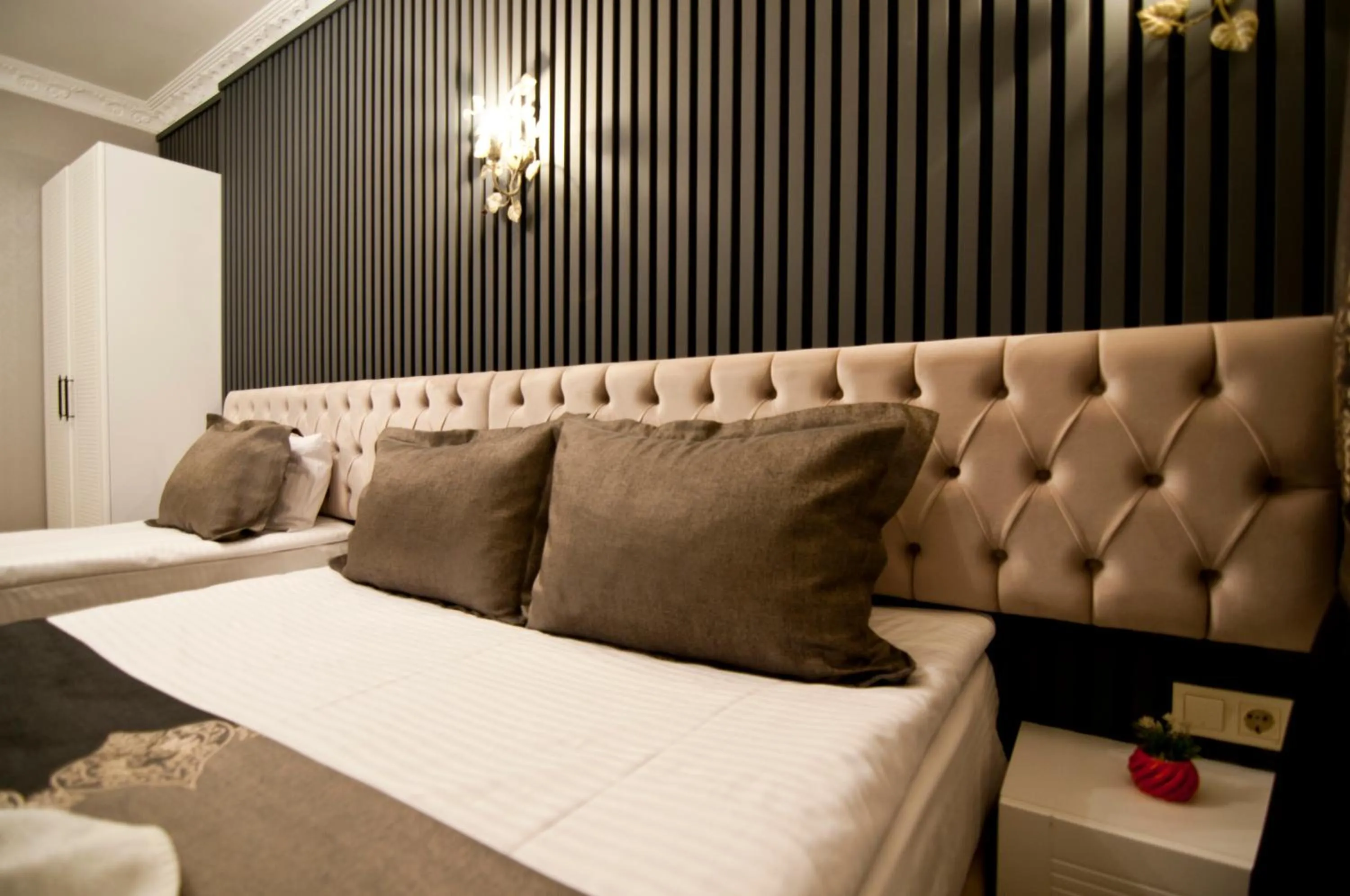 Photo of the whole room, Bed in Hotel Broken Column