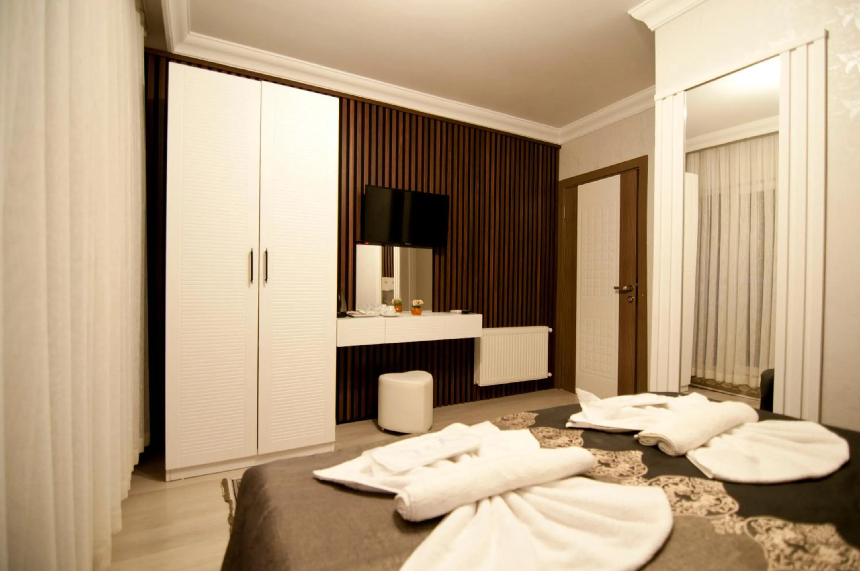 Photo of the whole room, Bed in Hotel Broken Column