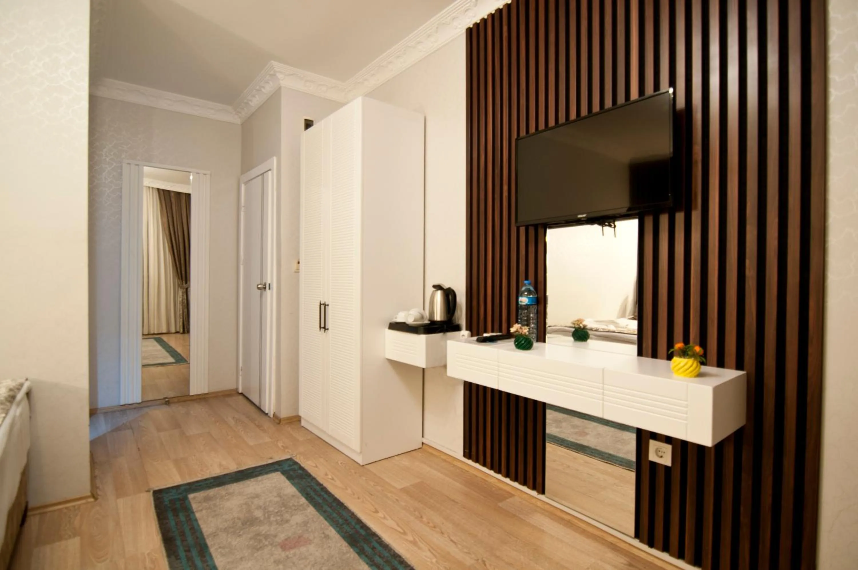 Photo of the whole room in Hotel Broken Column