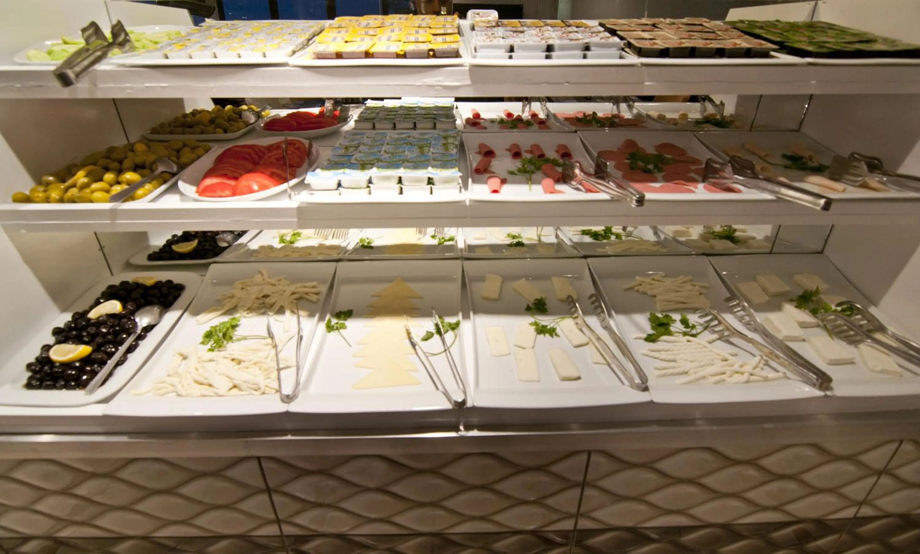 Breakfast in Hotel Broken Column