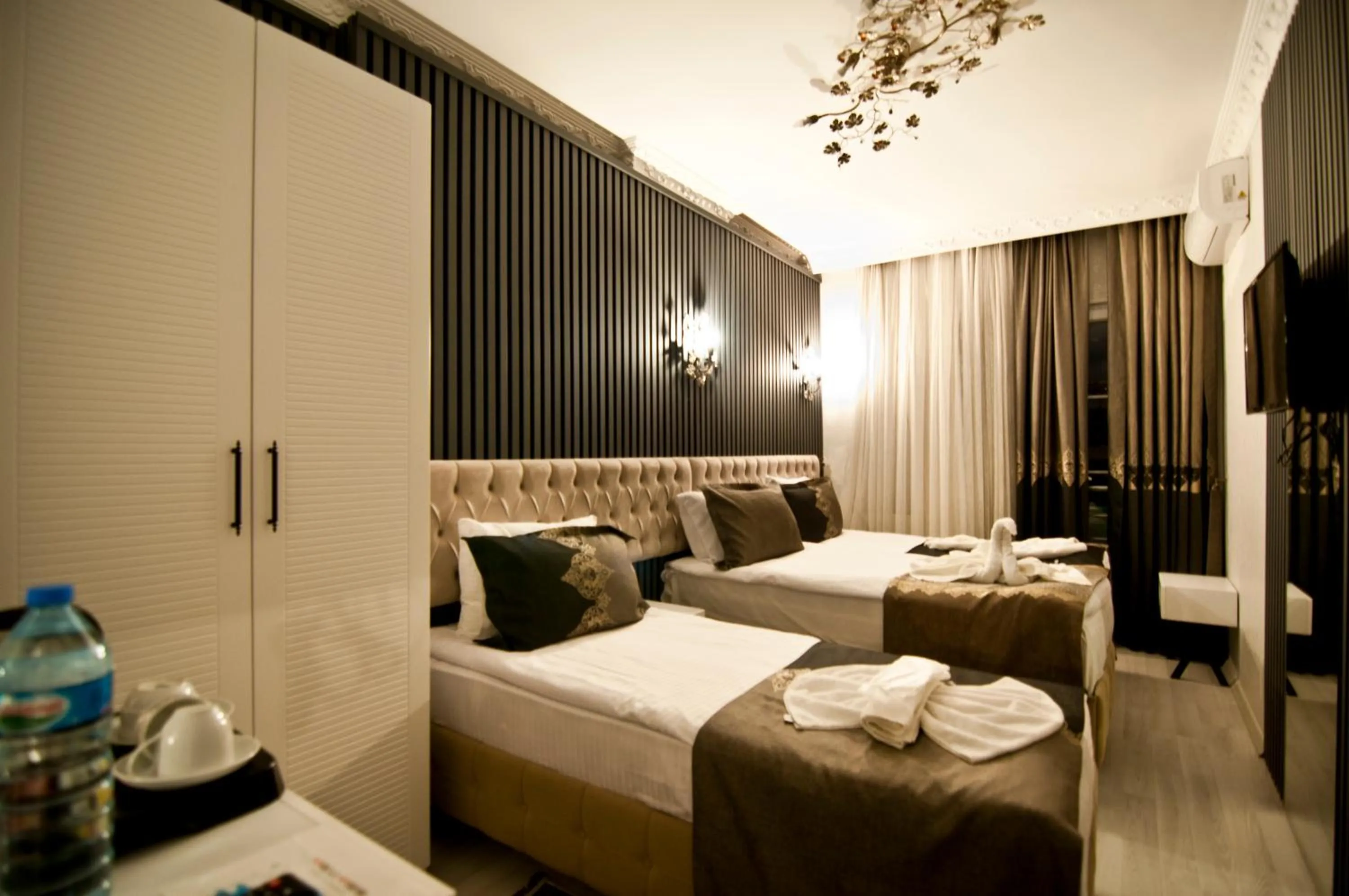 Photo of the whole room, Bed in Hotel Broken Column