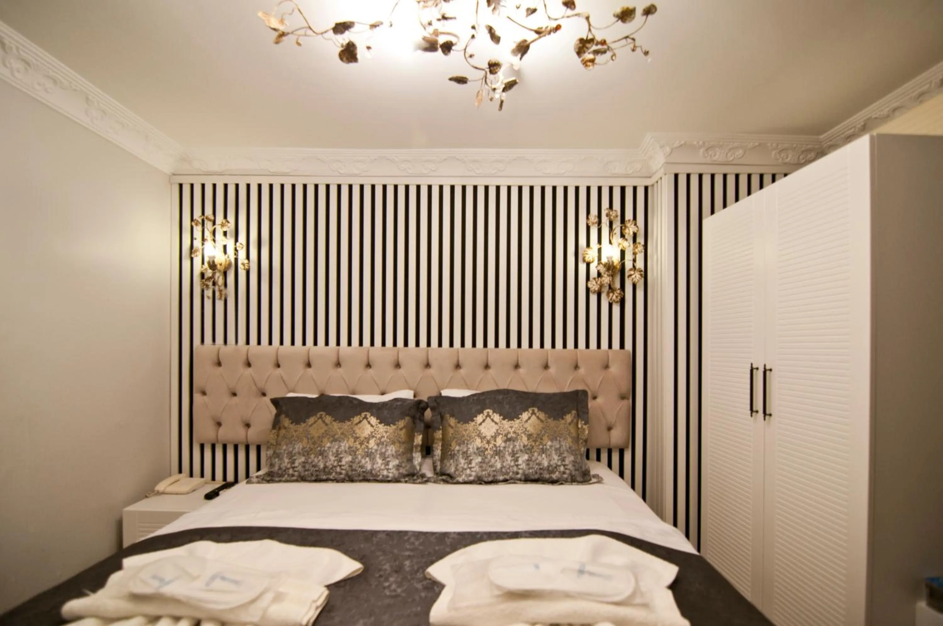 Photo of the whole room, Bed in Hotel Broken Column