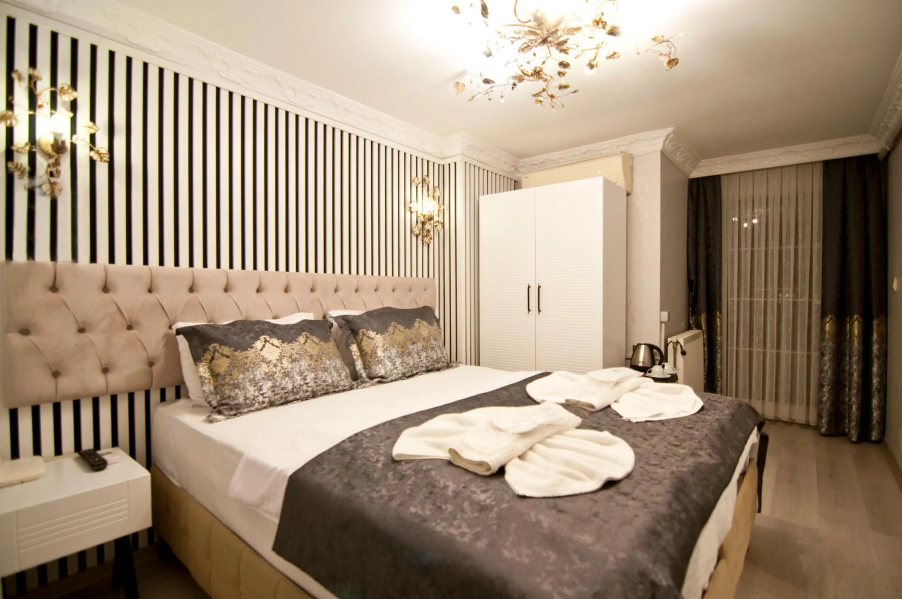 Photo of the whole room, Bed in Hotel Broken Column