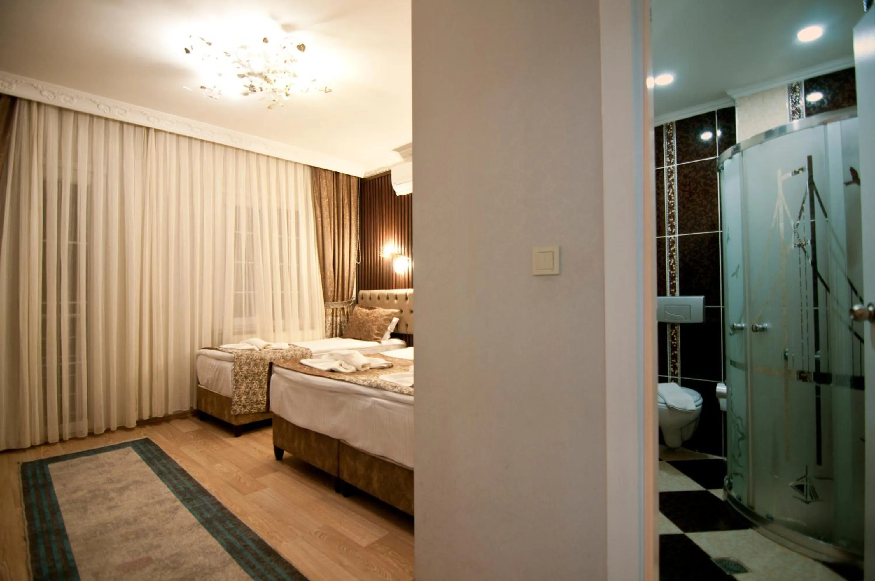 Photo of the whole room, Bed in Hotel Broken Column