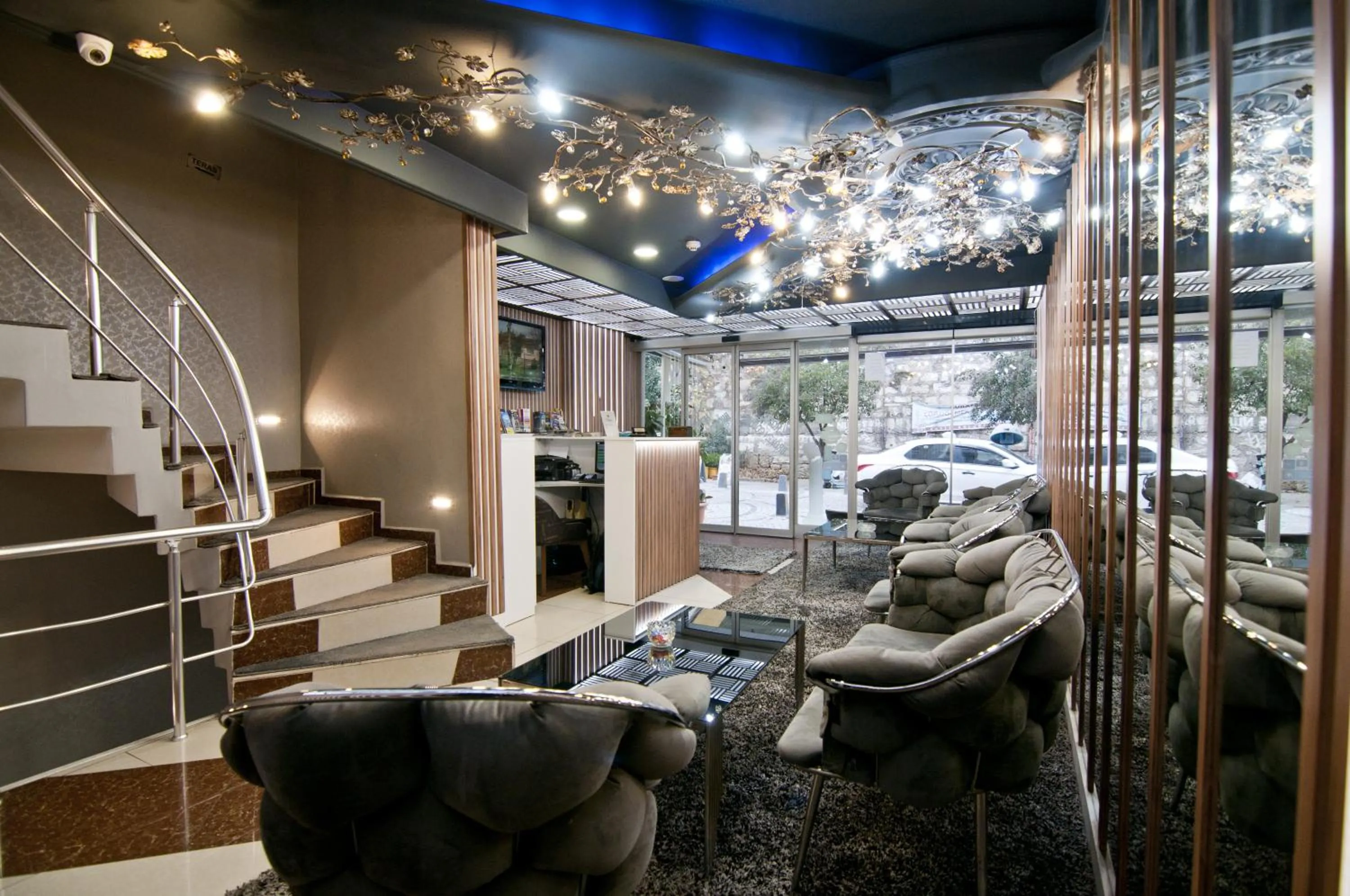 Lobby or reception in Hotel Broken Column