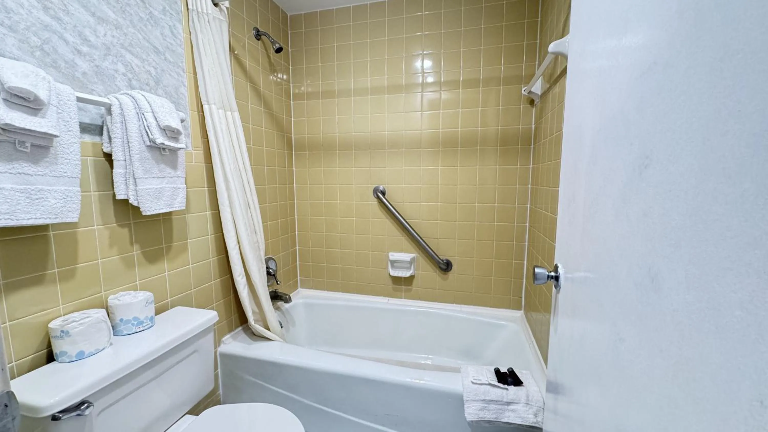 Bath in Hospitality House Union City I 69 US 51, TN