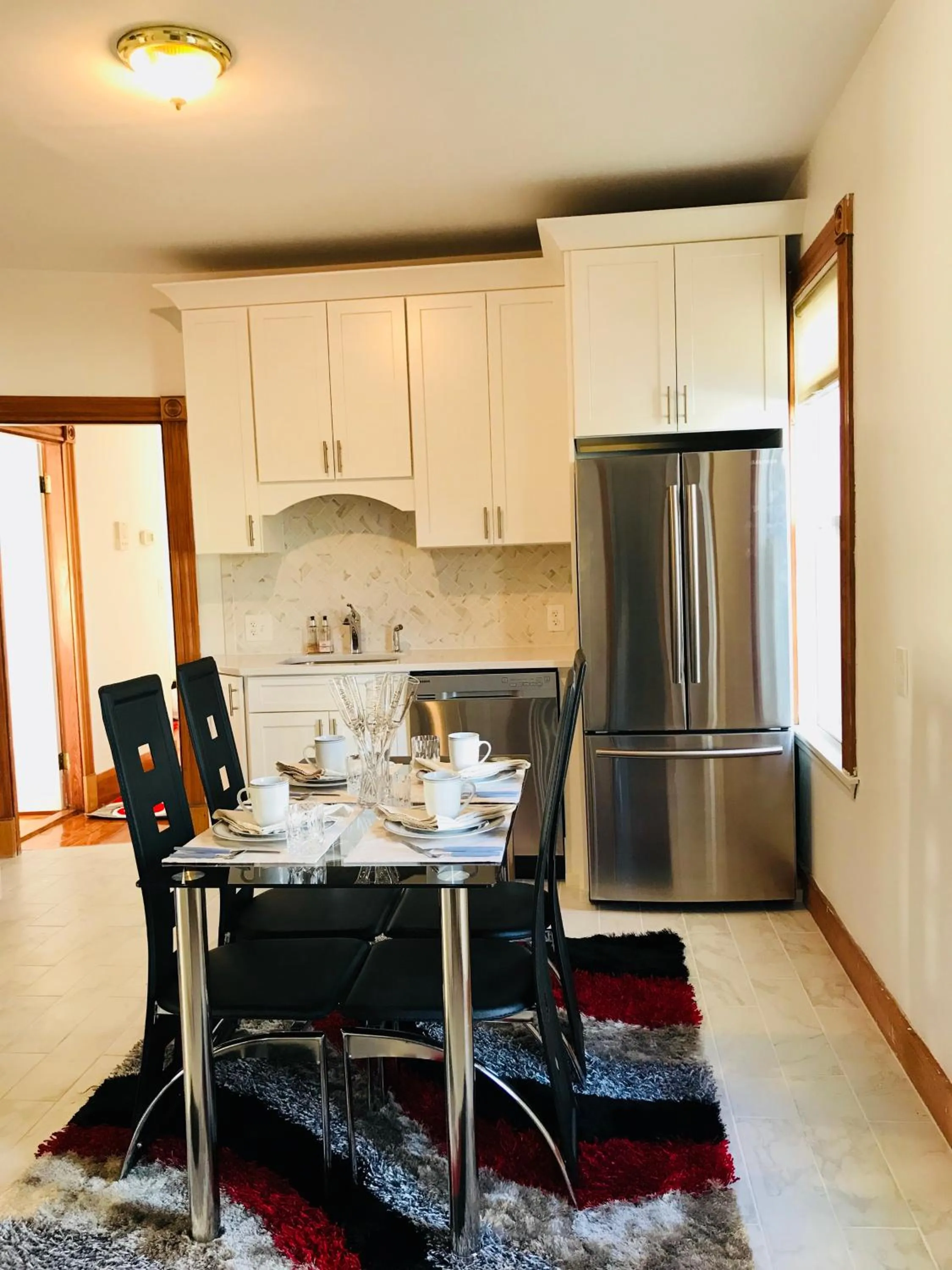 Communal kitchen in Boston Lodge and Suites