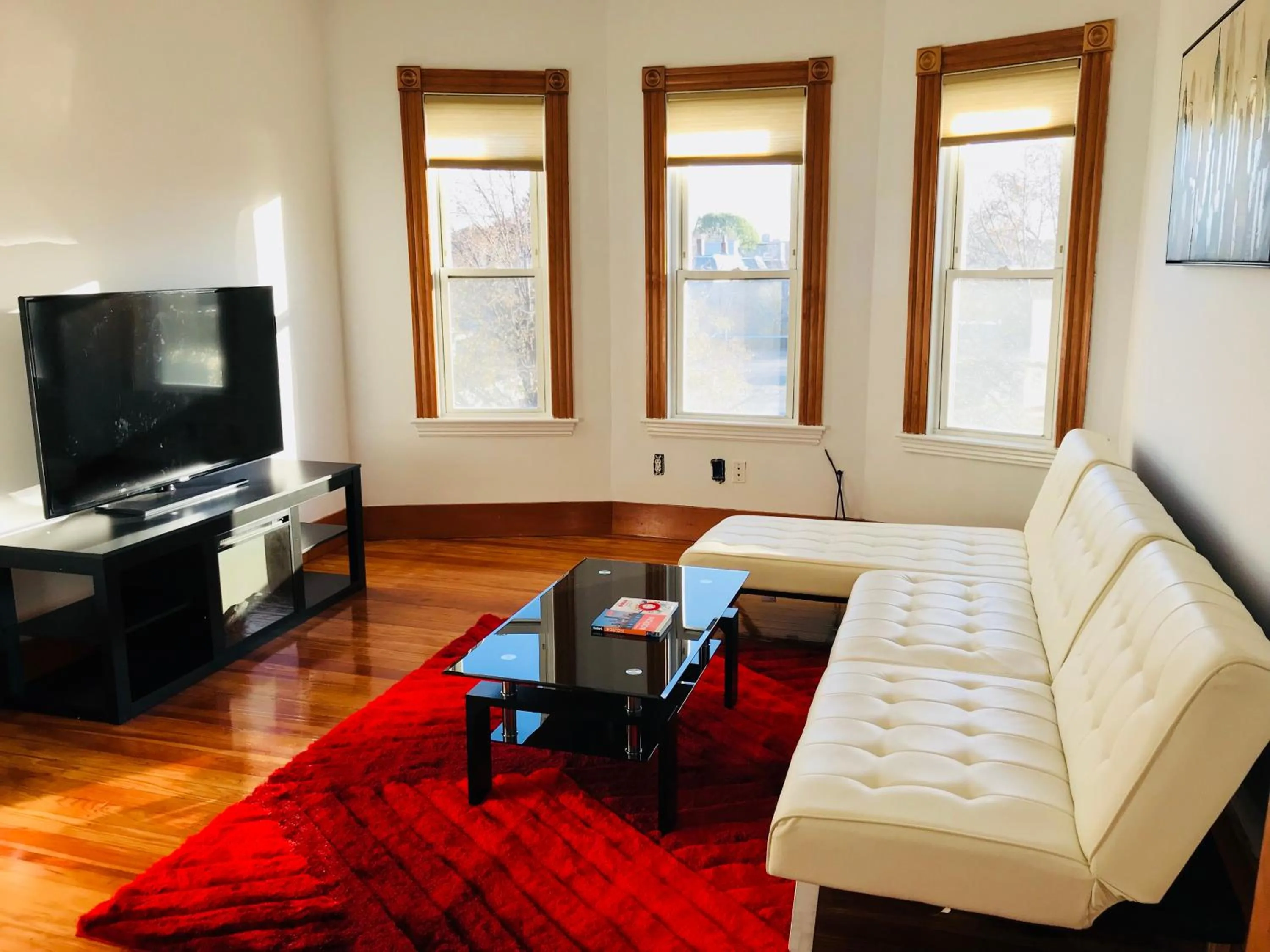 Communal lounge/ TV room in Boston Lodge and Suites