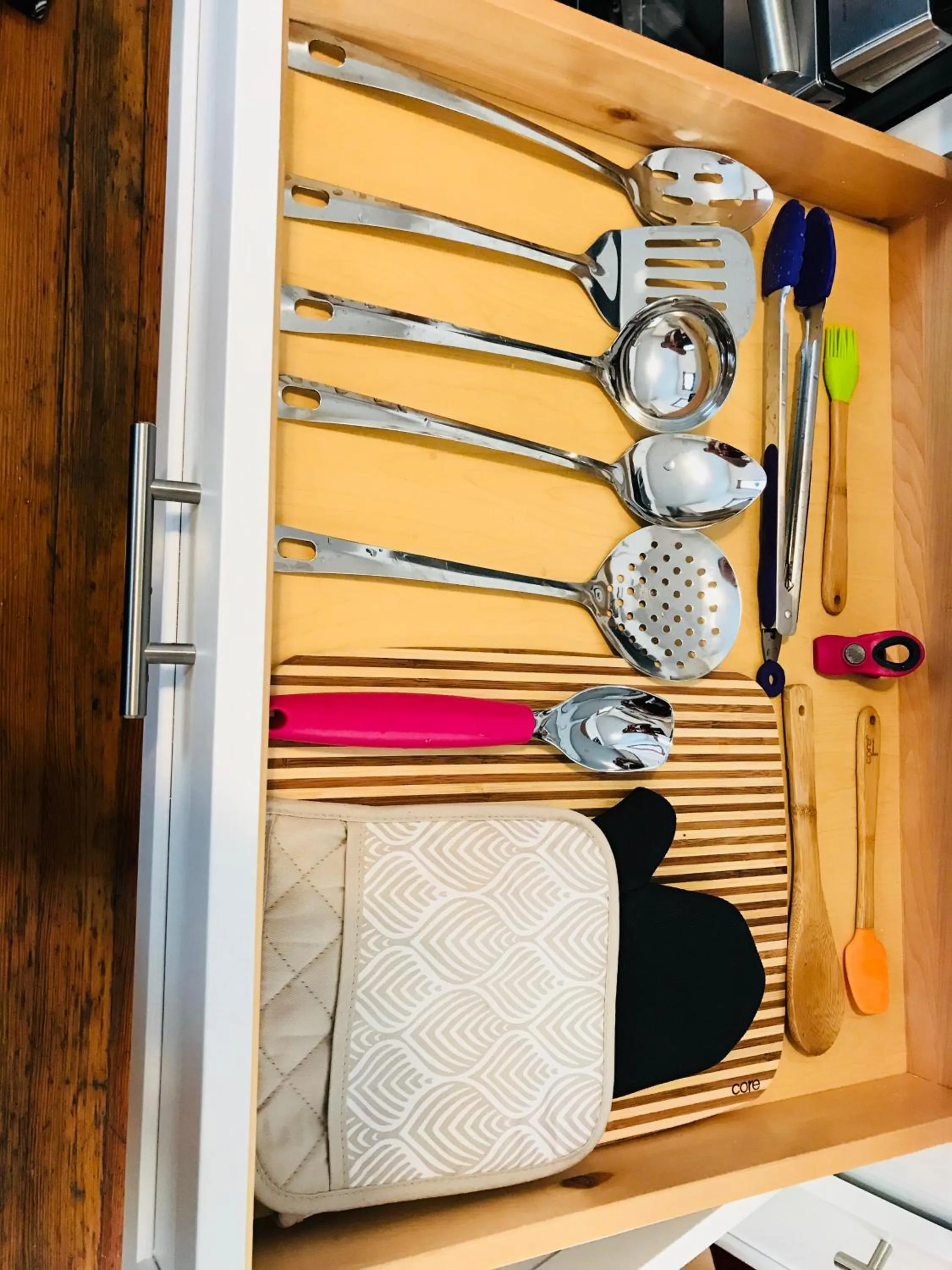 Communal kitchen in Boston Lodge and Suites