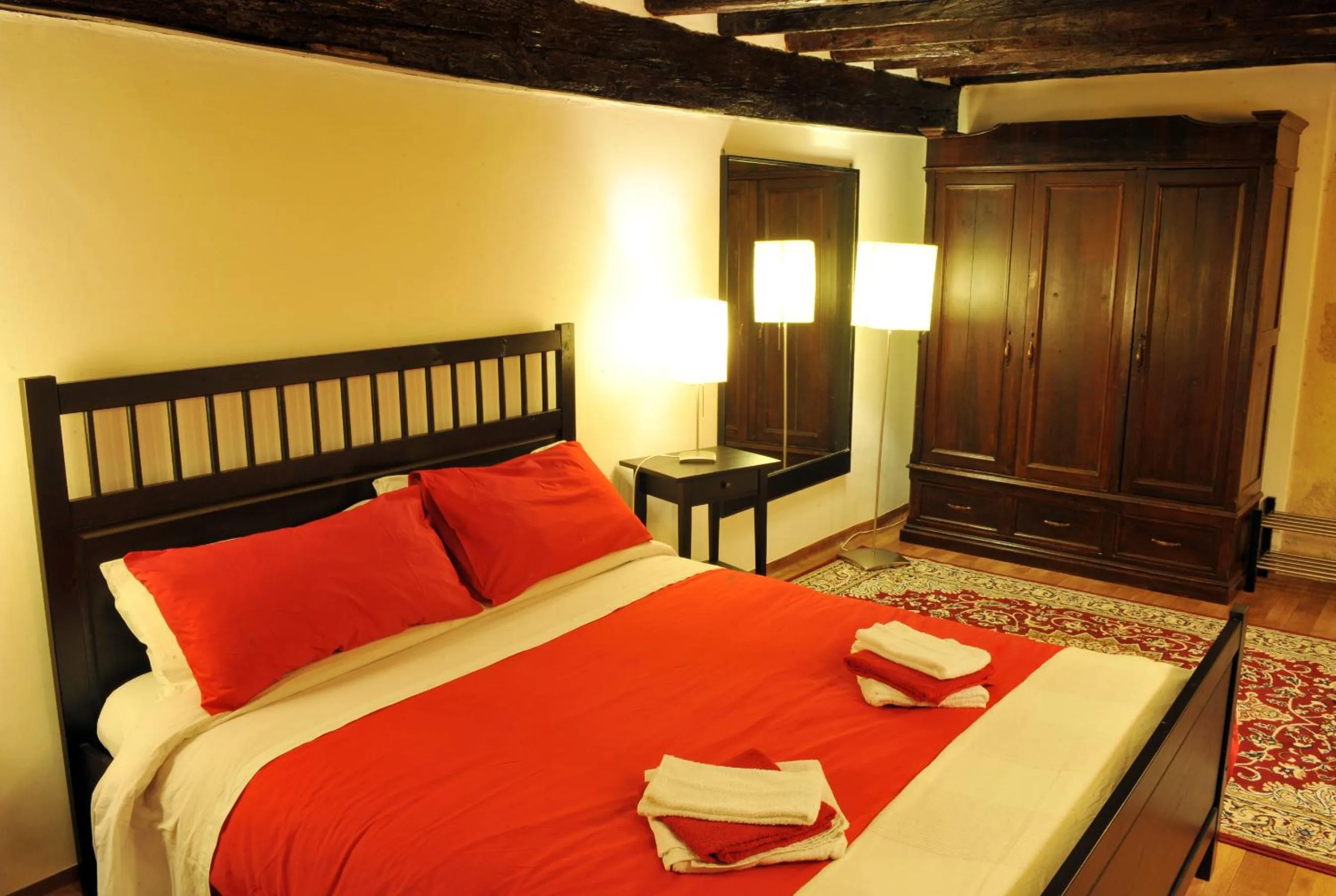 Photo of the whole room, Bed in La Disfida Di Barletta