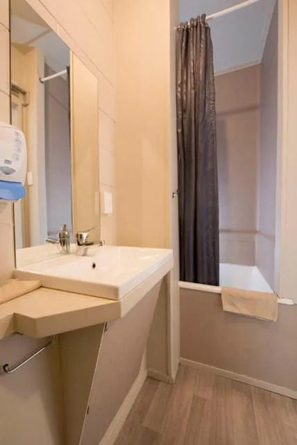 Bathroom in Bridge Backpackers