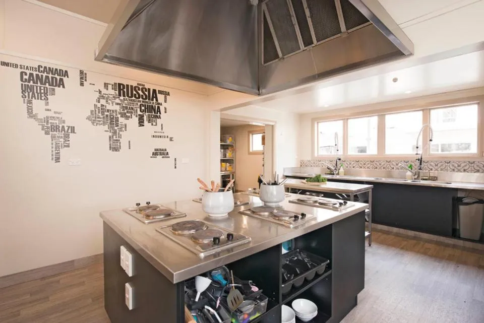 Communal kitchen in Bridge Backpackers