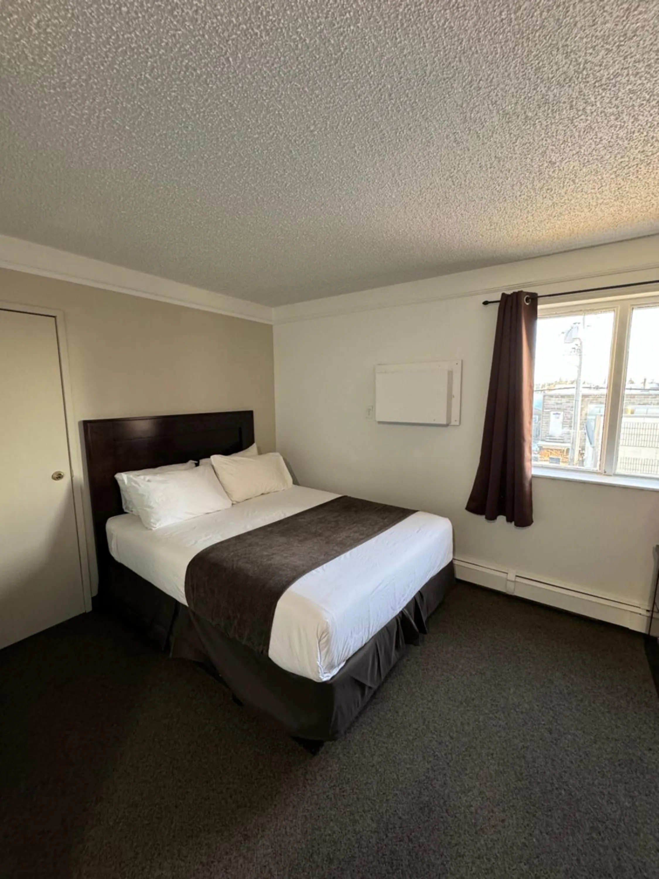 Bedroom, Bed in River Inn