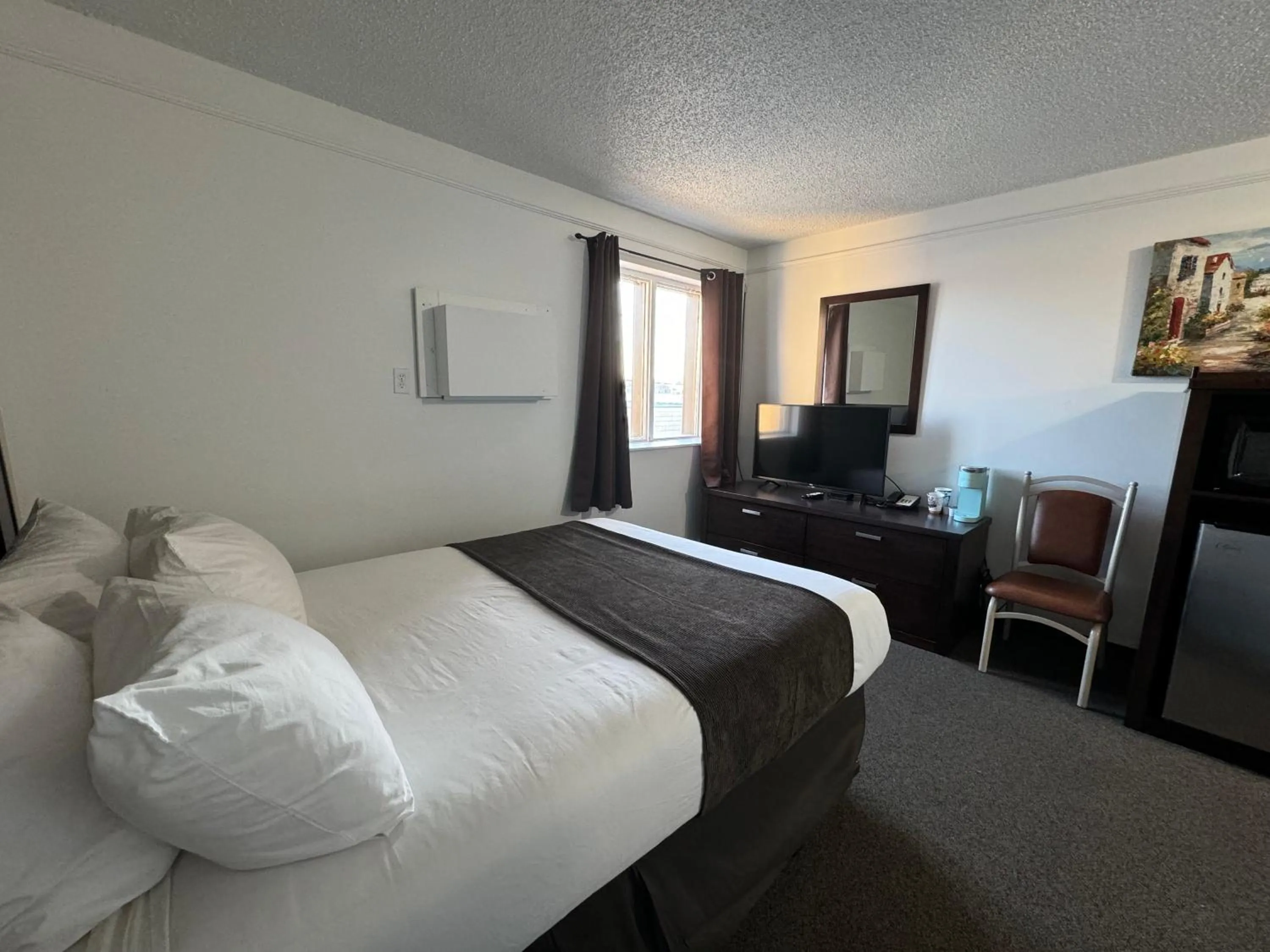 Bedroom, Bed in River Inn