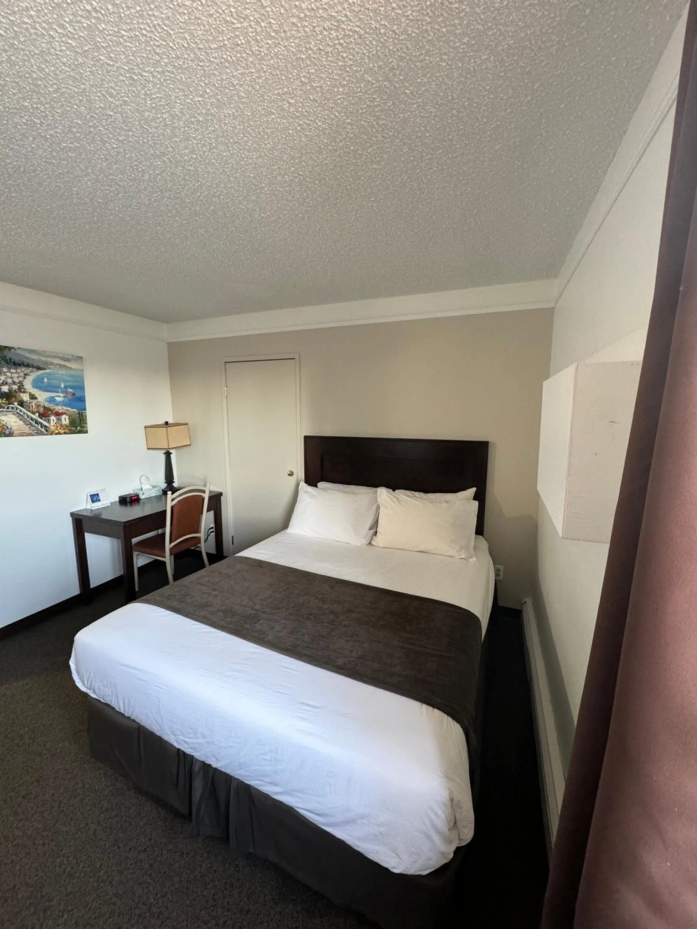 Bedroom, Bed in River Inn