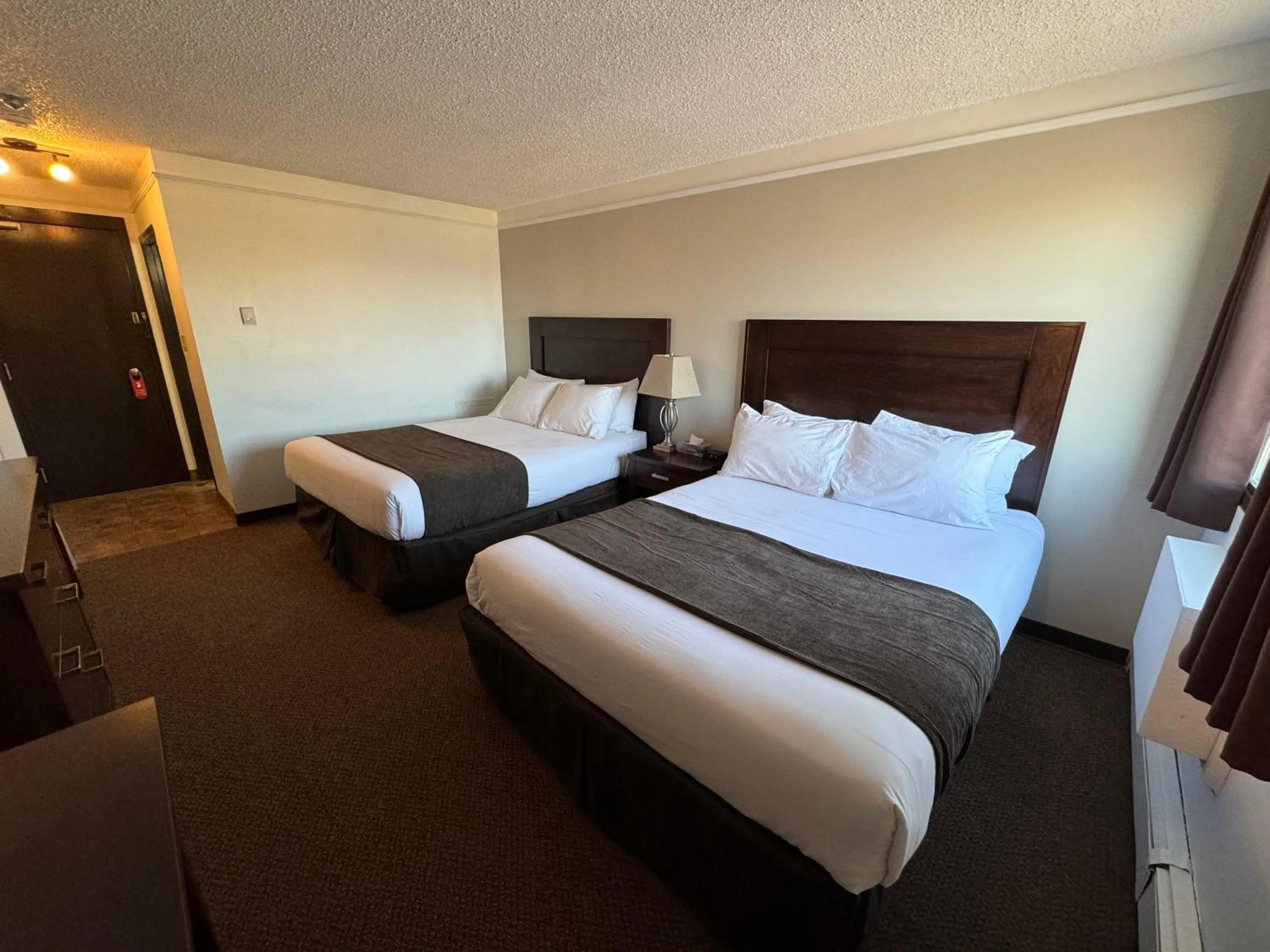 Bedroom, Bed in River Inn