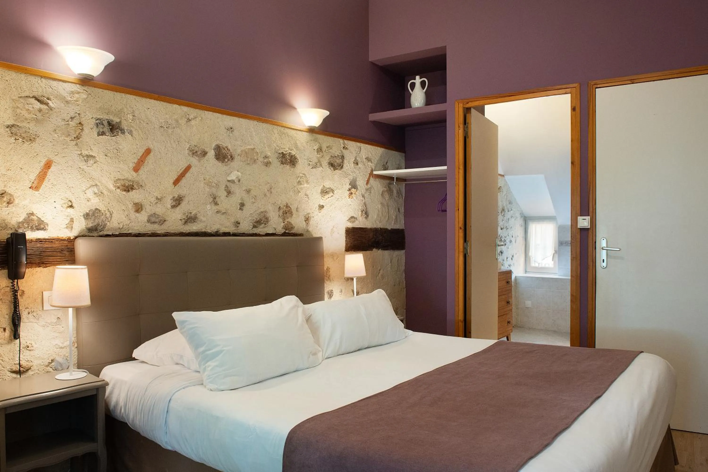 Bedroom, Bed in Logis Auberge Le Colombien - Hôtel et Restaurant