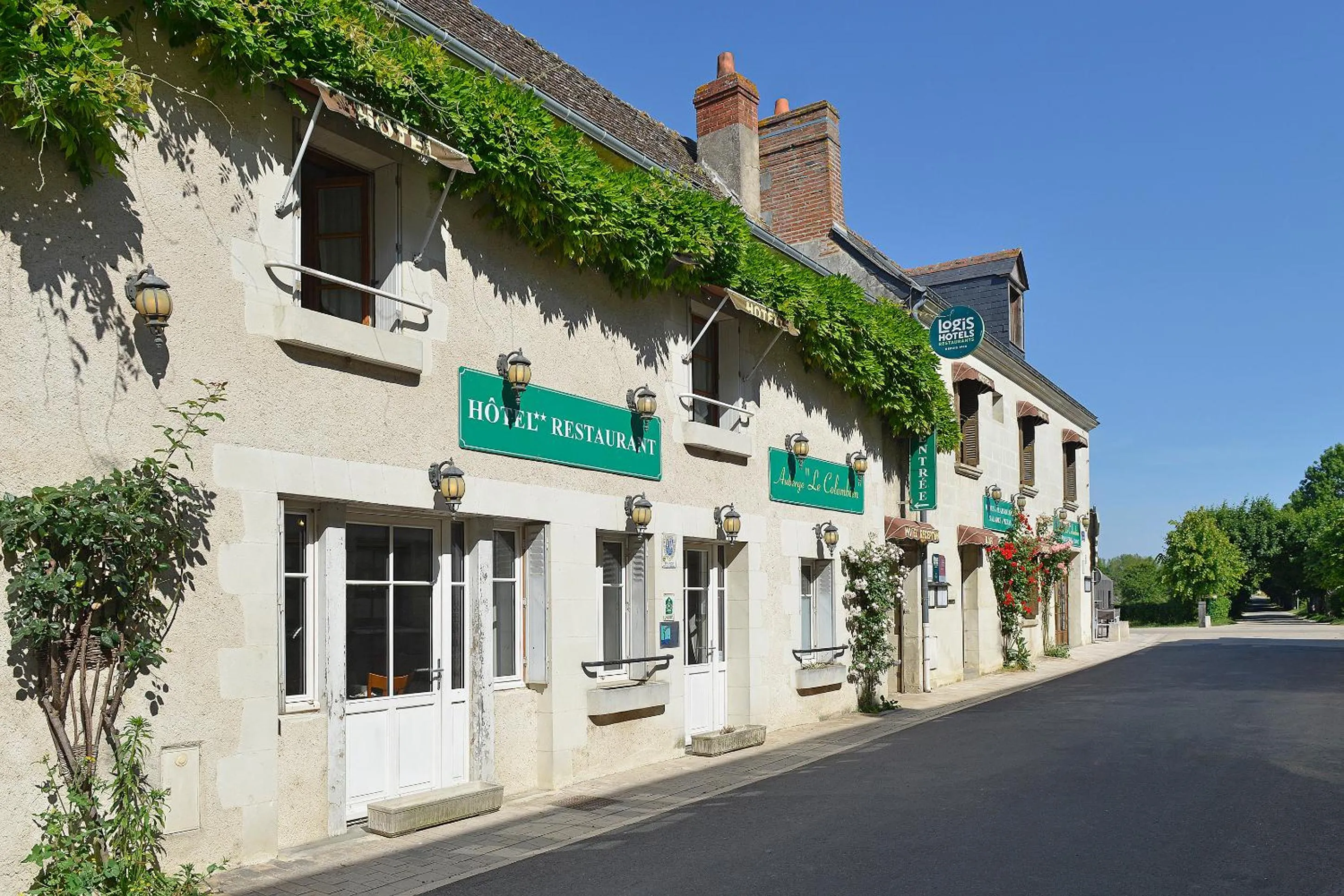 Property building in Logis Auberge Le Colombien - Hôtel et Restaurant