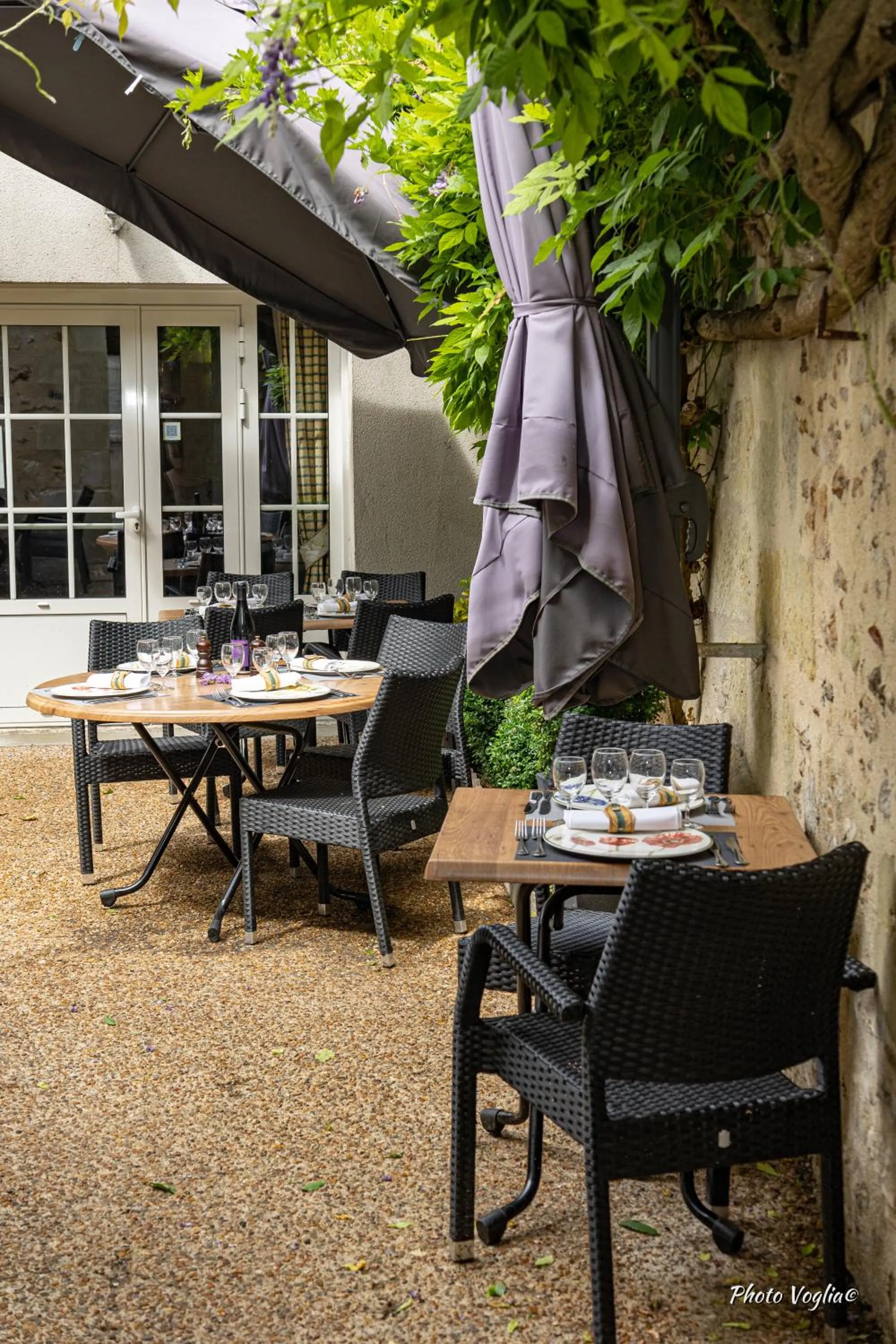 Patio in Logis Auberge Le Colombien - Hôtel et Restaurant