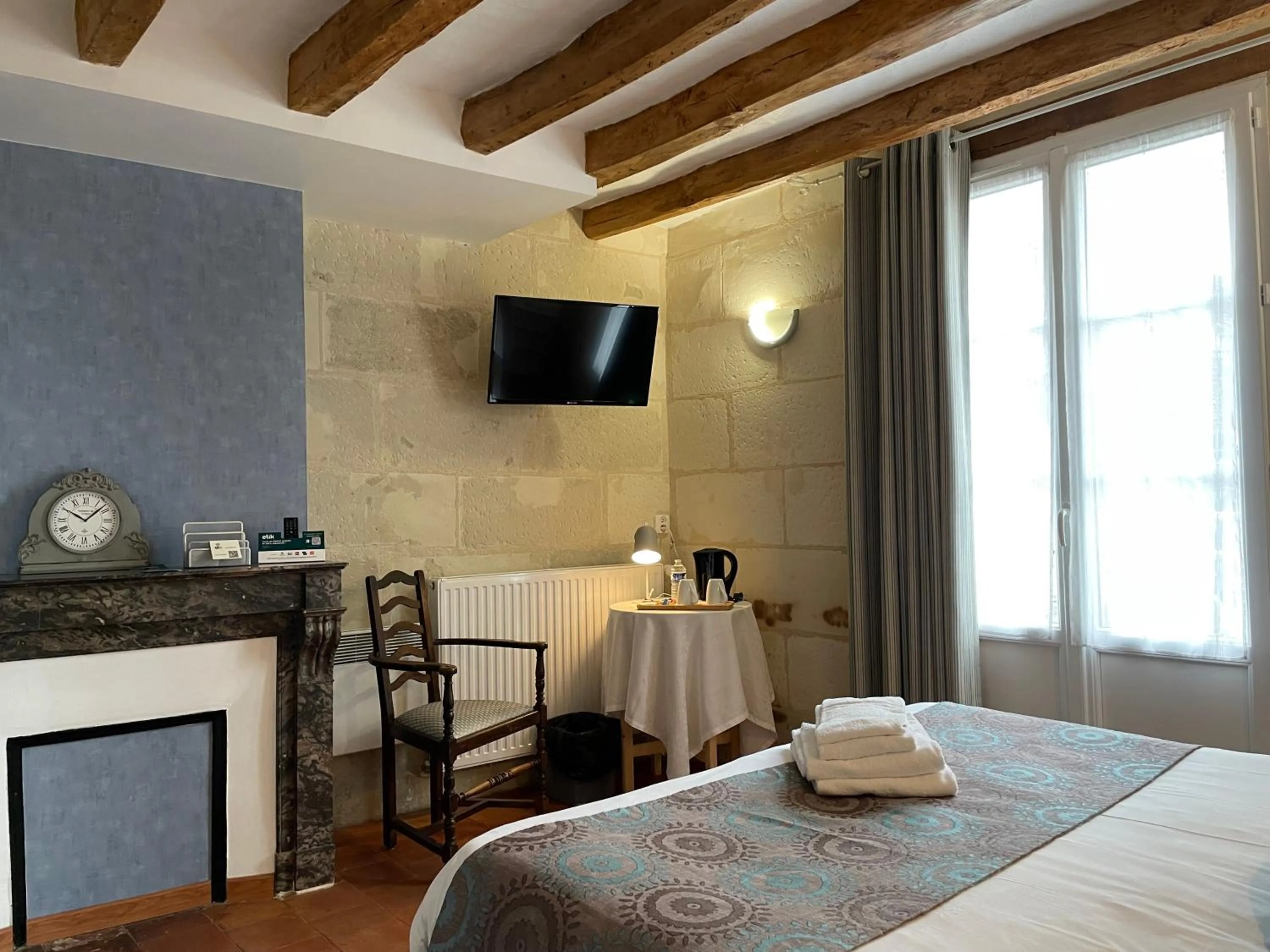 Bedroom, Bed in Logis Auberge Le Colombien - Hôtel et Restaurant