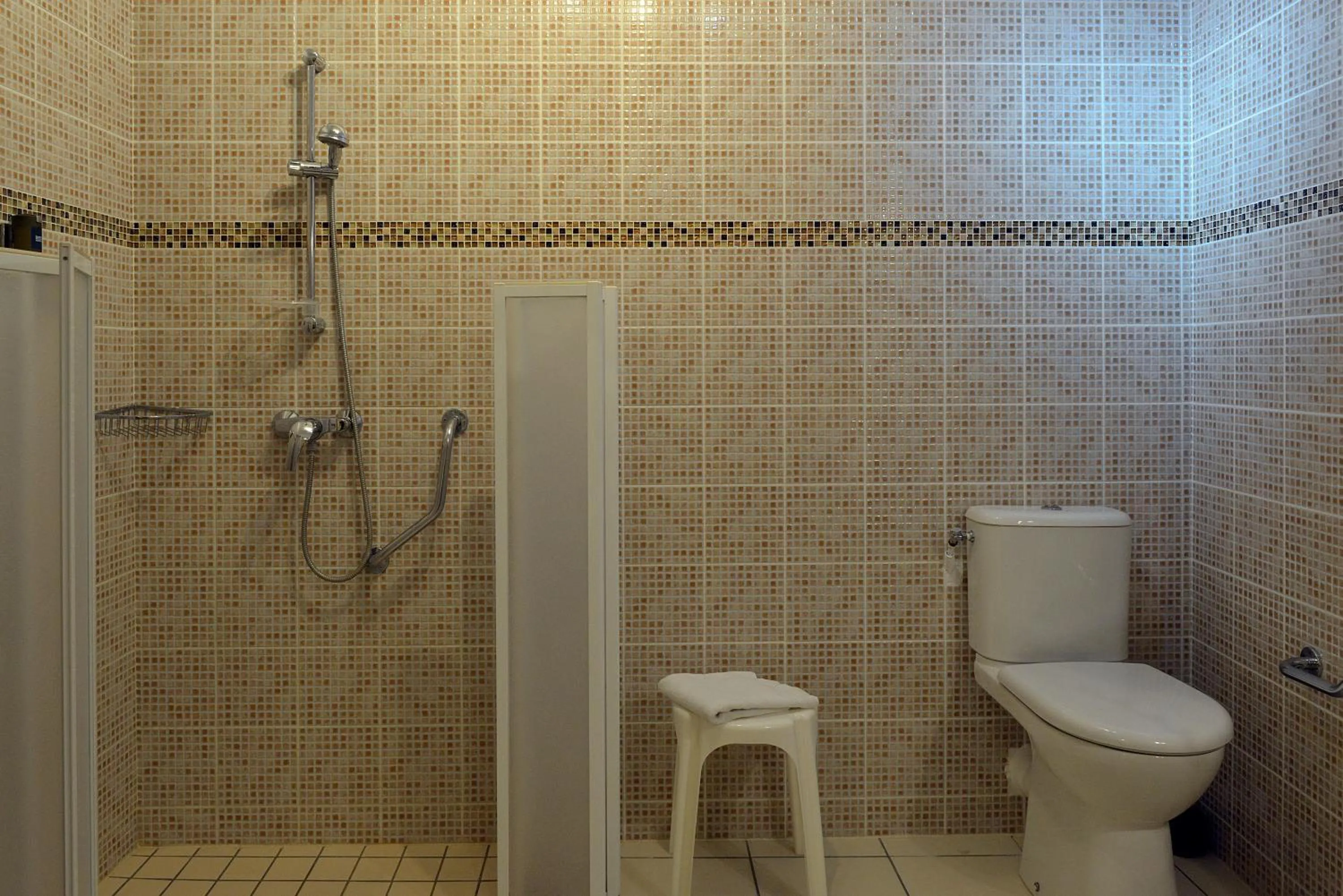Bathroom in Logis Auberge Le Colombien - Hôtel et Restaurant