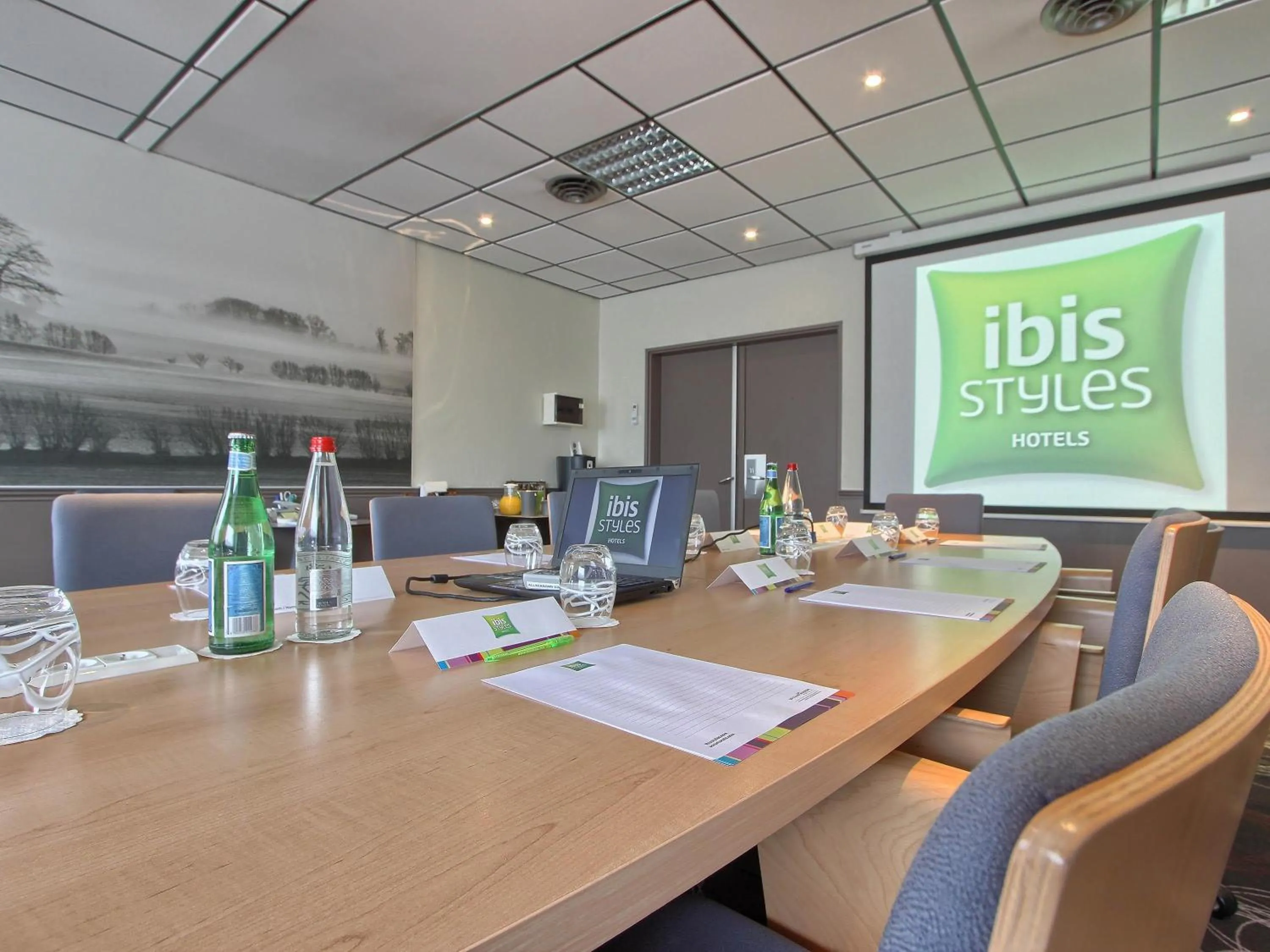 Meeting/conference room in ibis Styles Paris Roissy-CDG