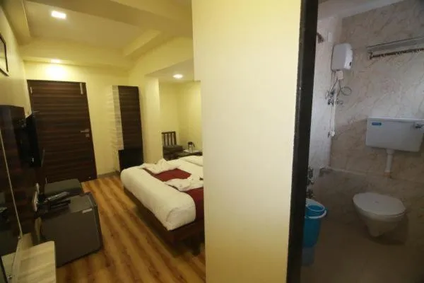 Toilet, Bed in Hotel Alfa International Near Nanavati Hospital Mumbai Near Airport Mumbai Near Juhu Beach