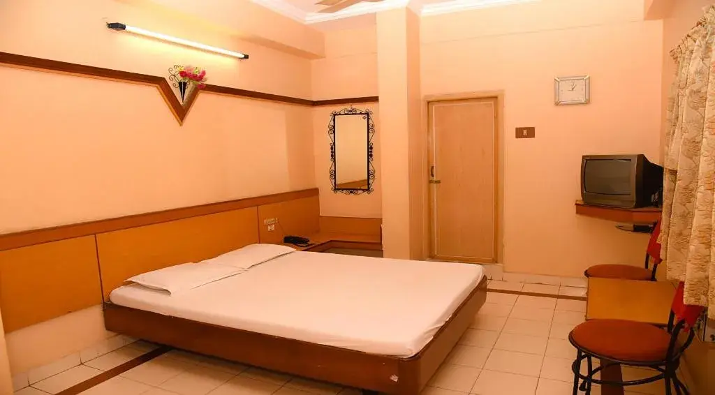 Deluxe Double Room (2 Adults + 1 Child) in Hotel Vishnu Residency Deluxe Double Room (2 Adults + 1 Child) in Hotel Vishnu Residency