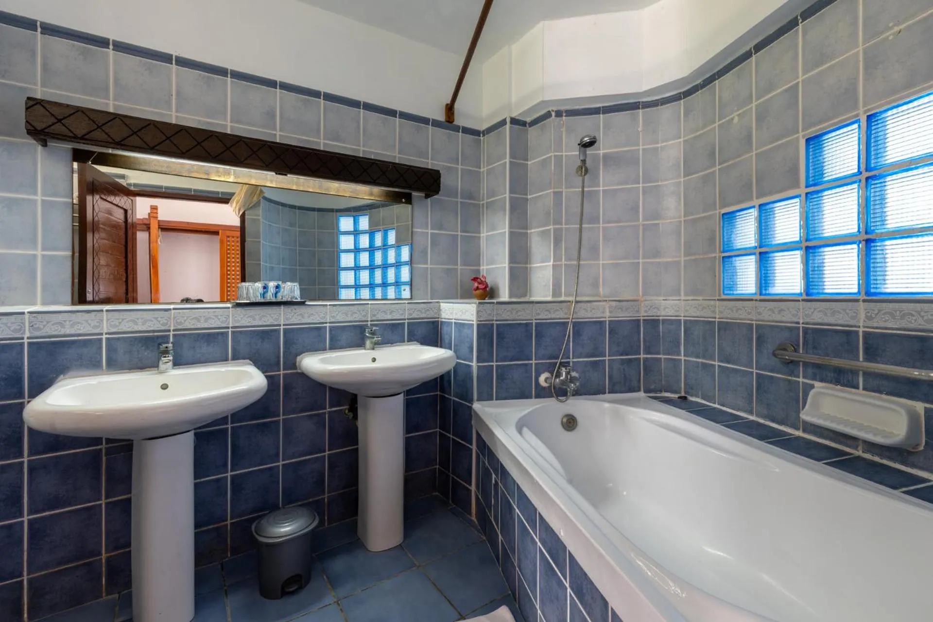 Bathroom in Sun N Sand Beach Resort