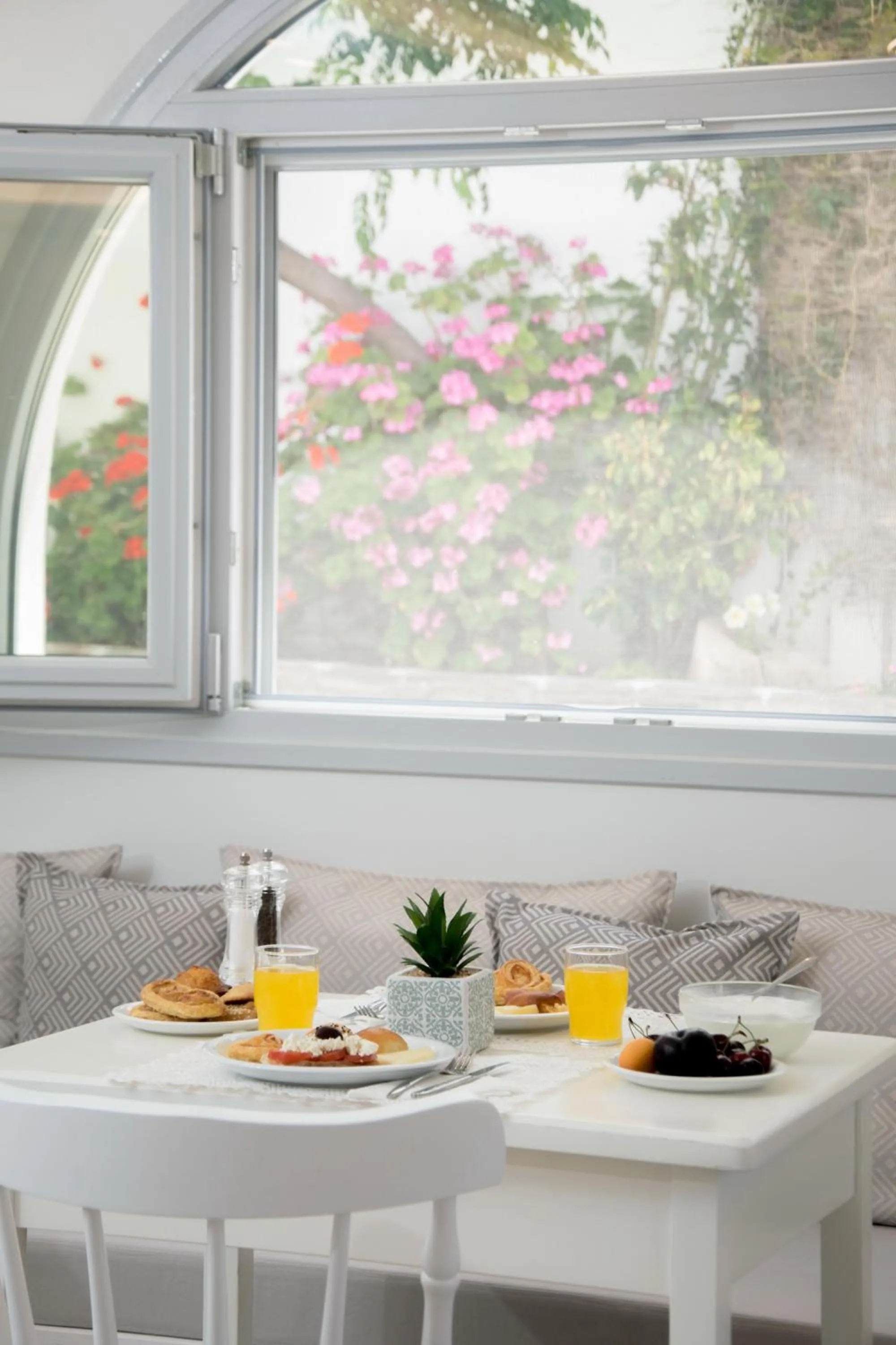 Breakfast in Georgia Mare