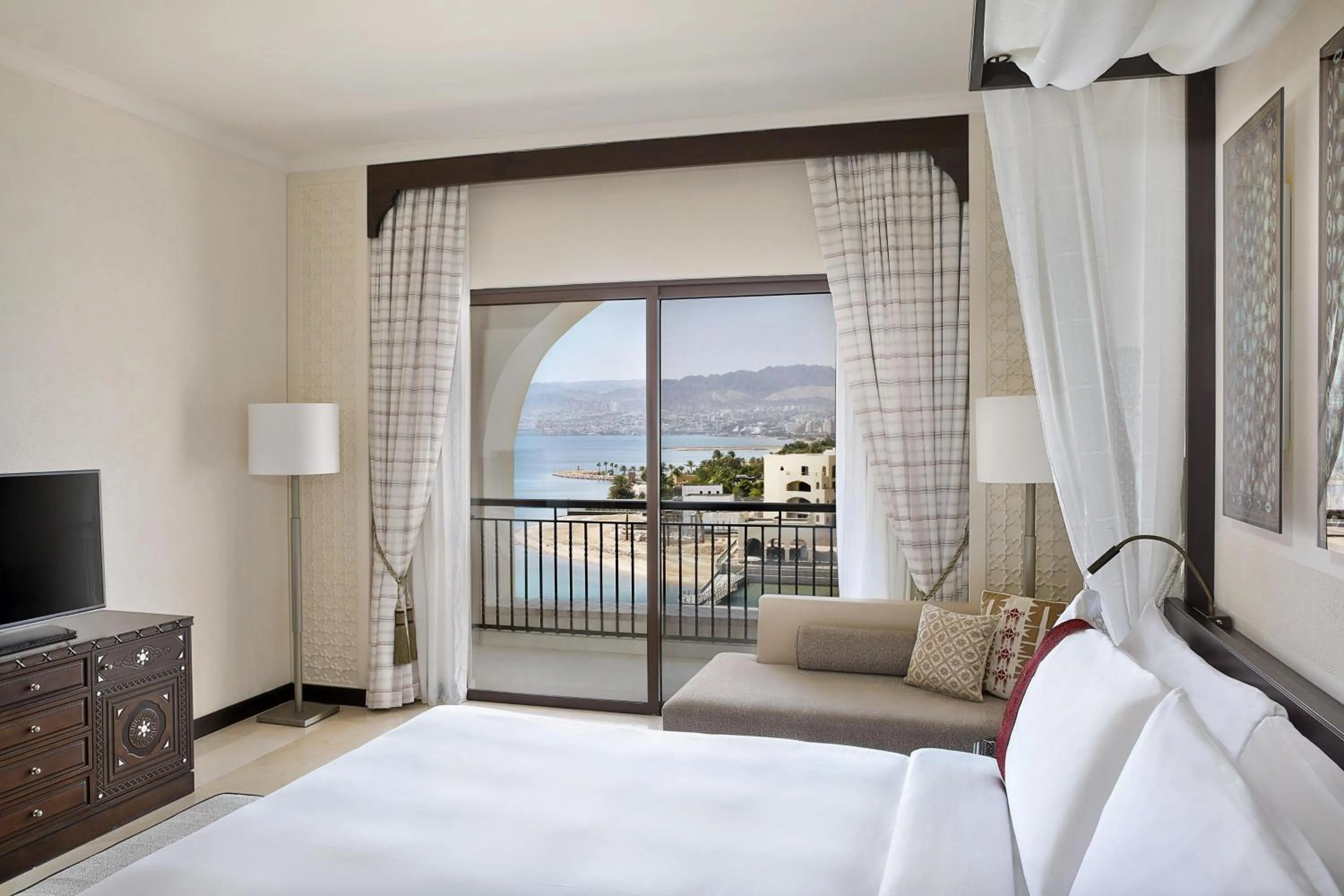 Bedroom, Bed in Al Manara, a Luxury Collection Hotel, Aqaba