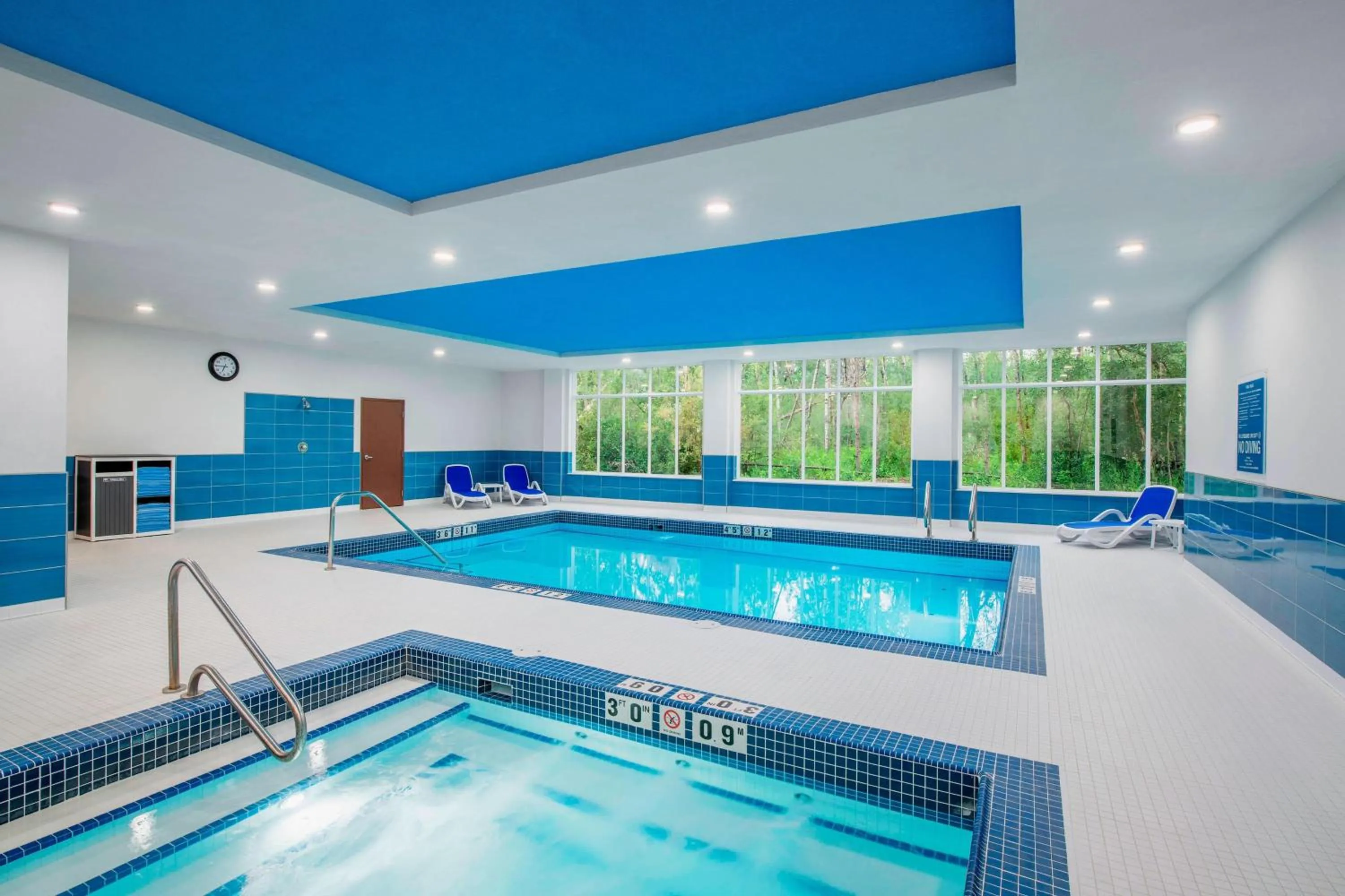 Swimming pool in Four Points by Sheraton Grande Prairie
