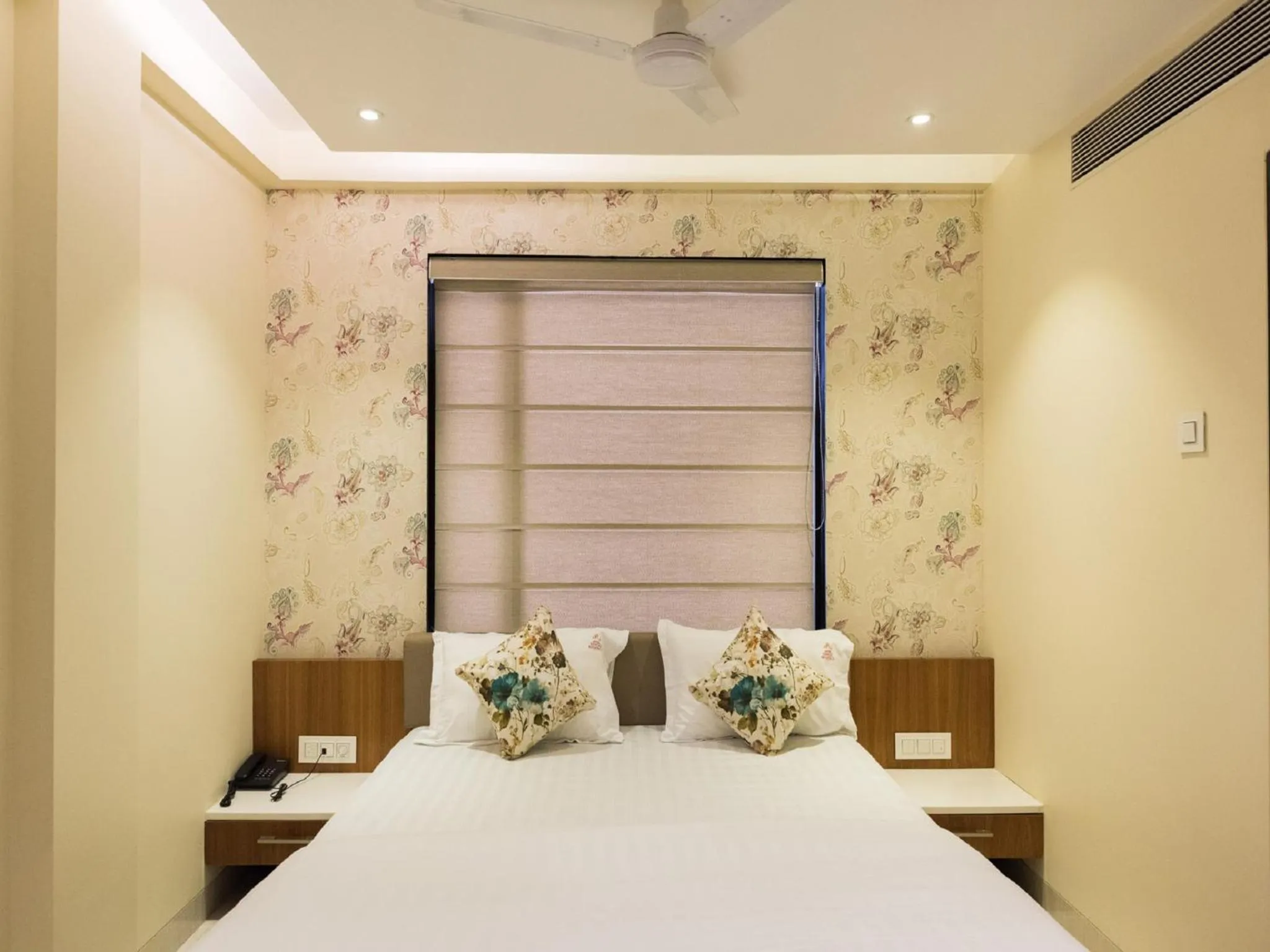 Bedroom, Bed in Hotel Sangat Regency
