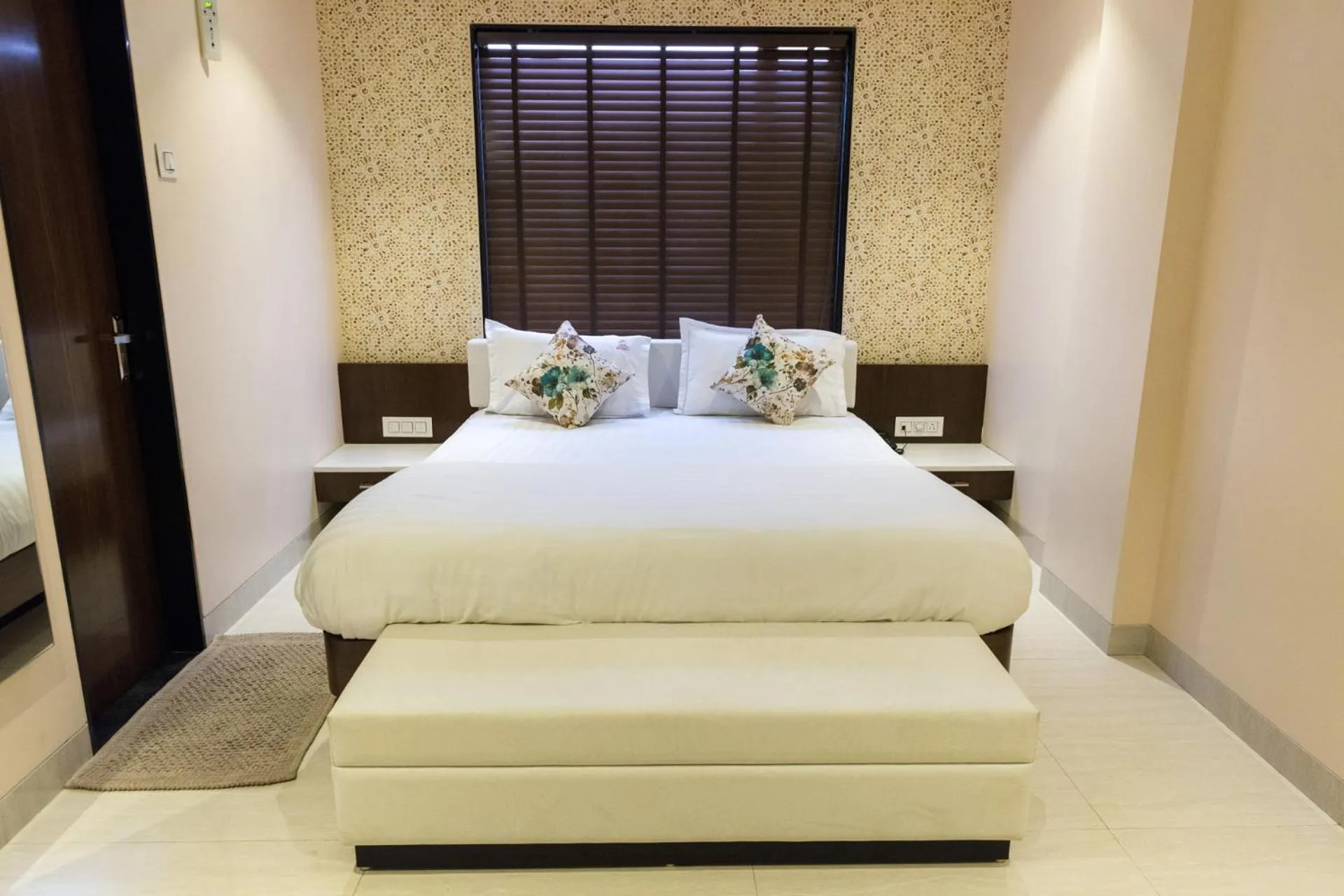 Seating area, Bed in Hotel Sangat Regency