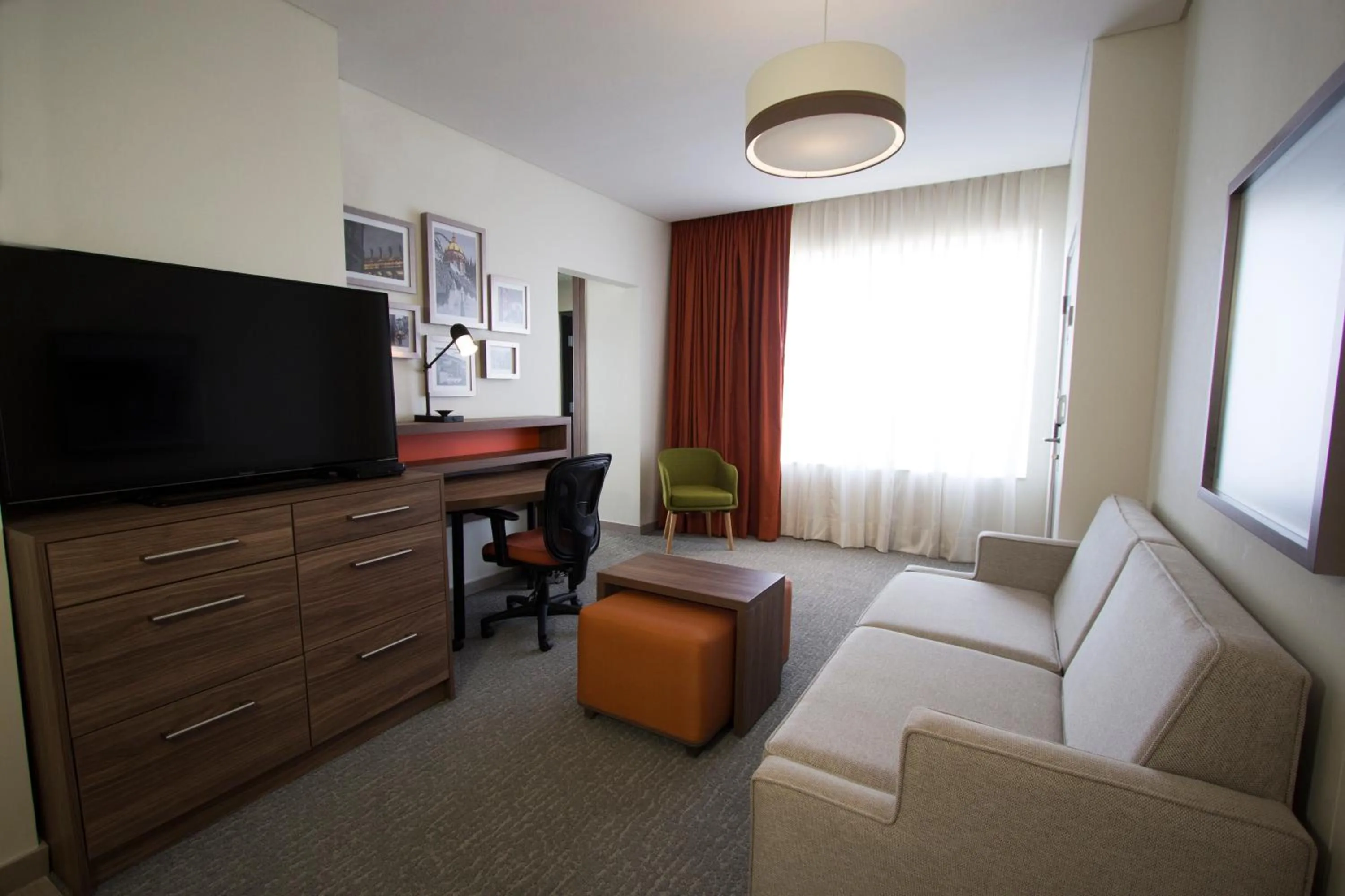 TV and multimedia in Fiesta Inn Suites Aeropuerto del Bajío